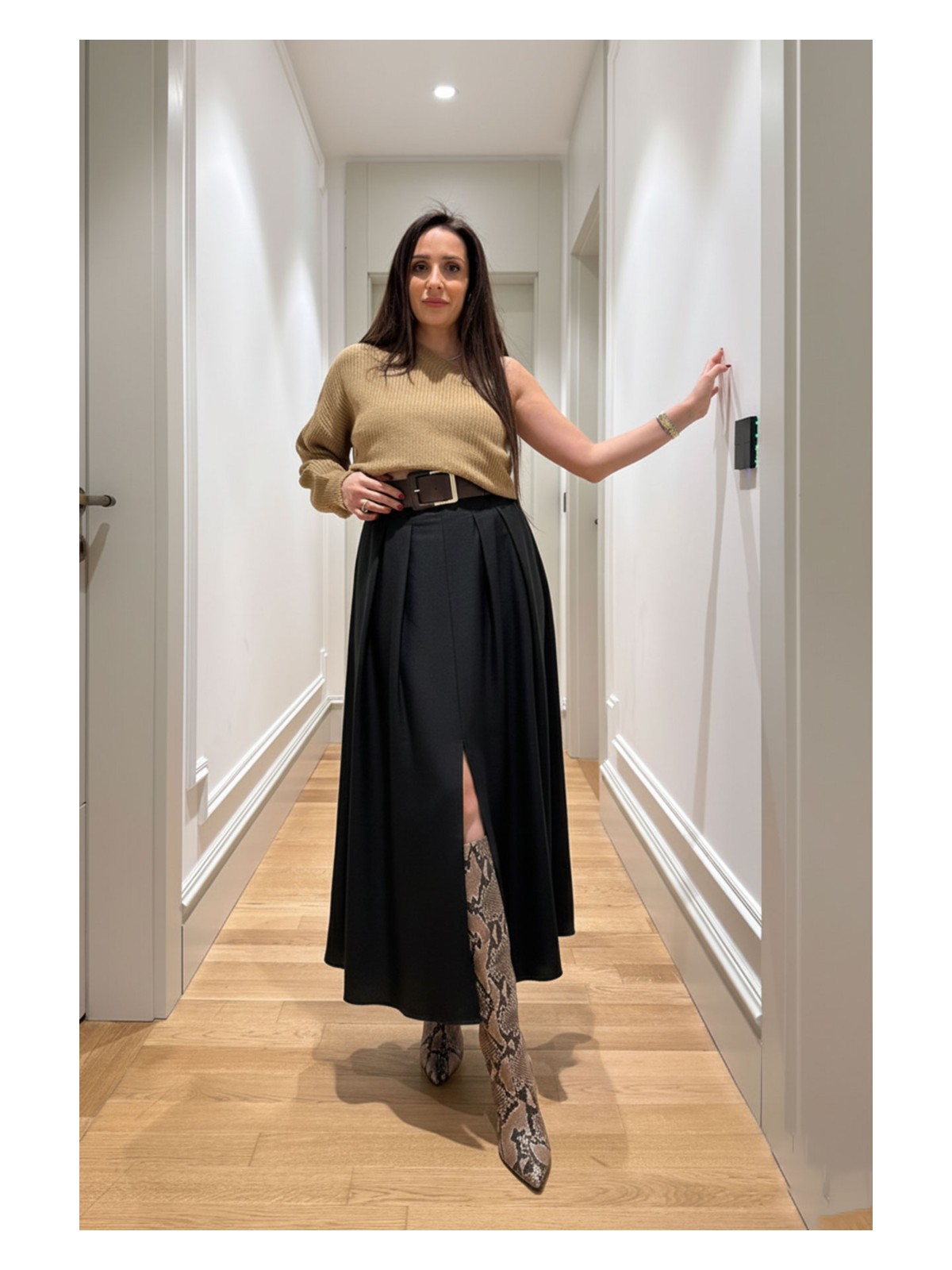 Magarde Kemer Detaylı Önü Yırtmaçlı Midi Etek- Siyah