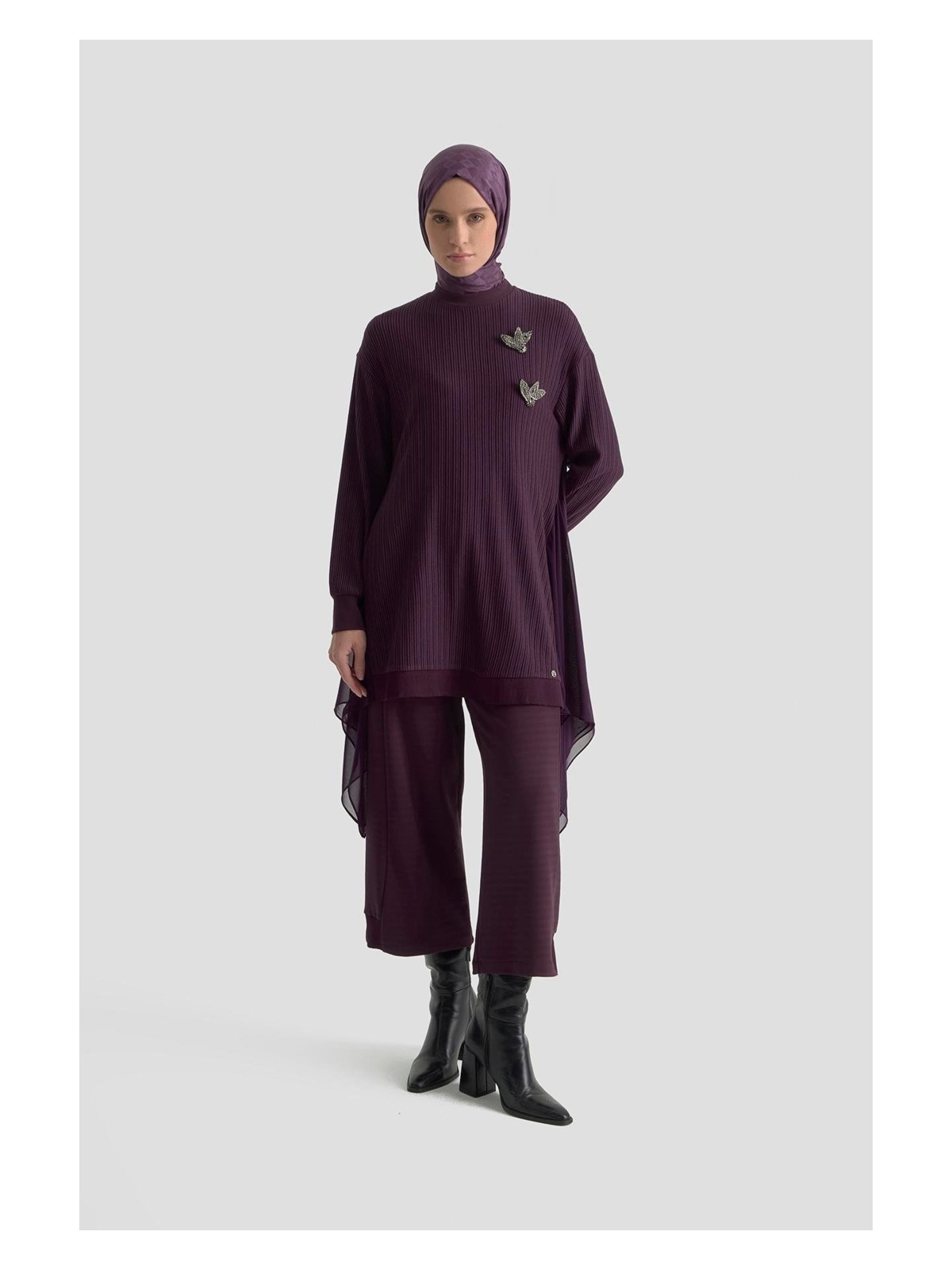 Armine Trend Kendinden Çizgili Broş Detaylı Asimetrik Kesim Pantolonlu İkili Takım Mürdüm 25KT669