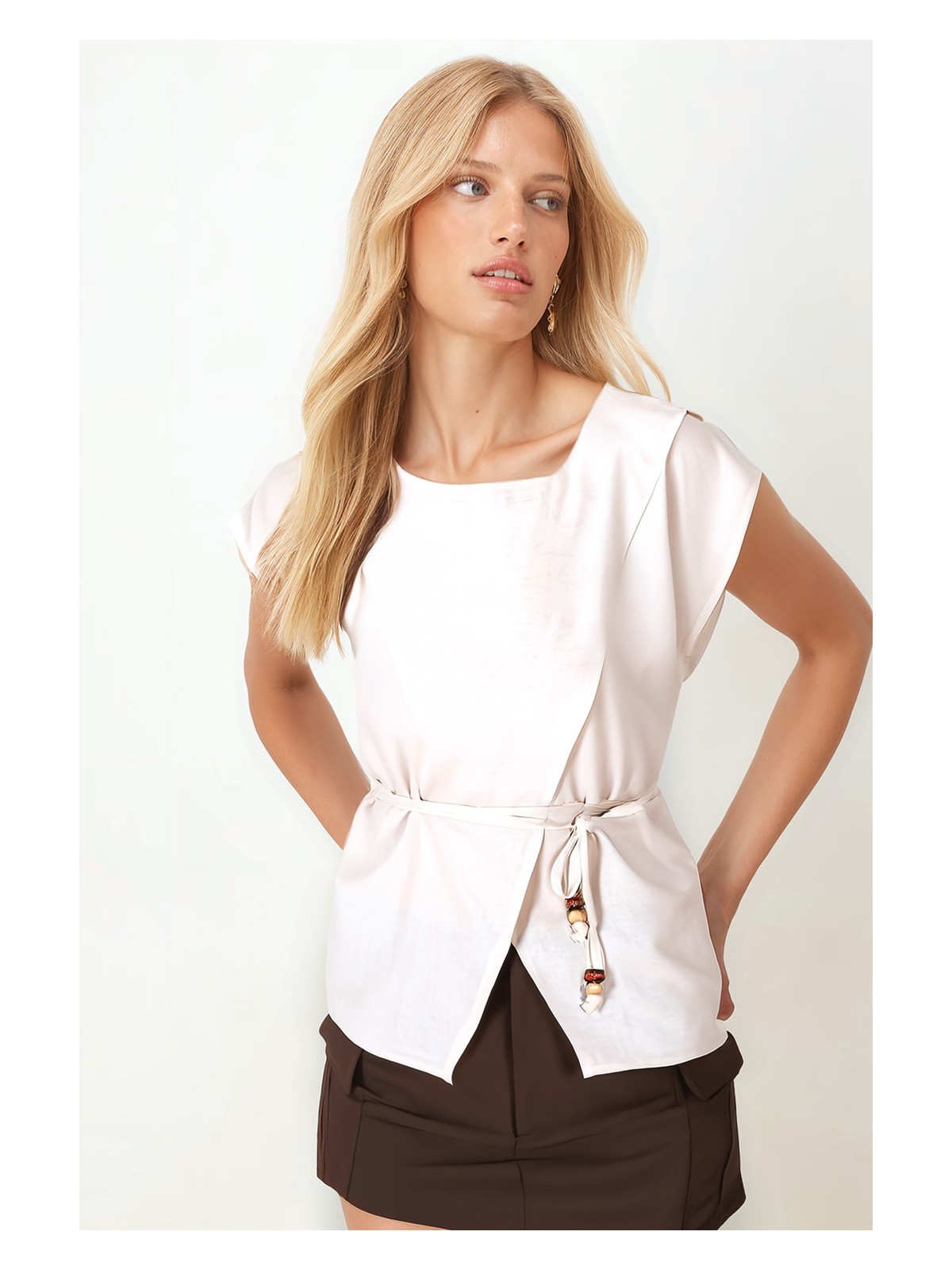 Armonika Kadın Krem Yuvarlak Yaka Kruvaze Belden Bağlamalı Keten Görünümlü Bluz ARM-25Y001091