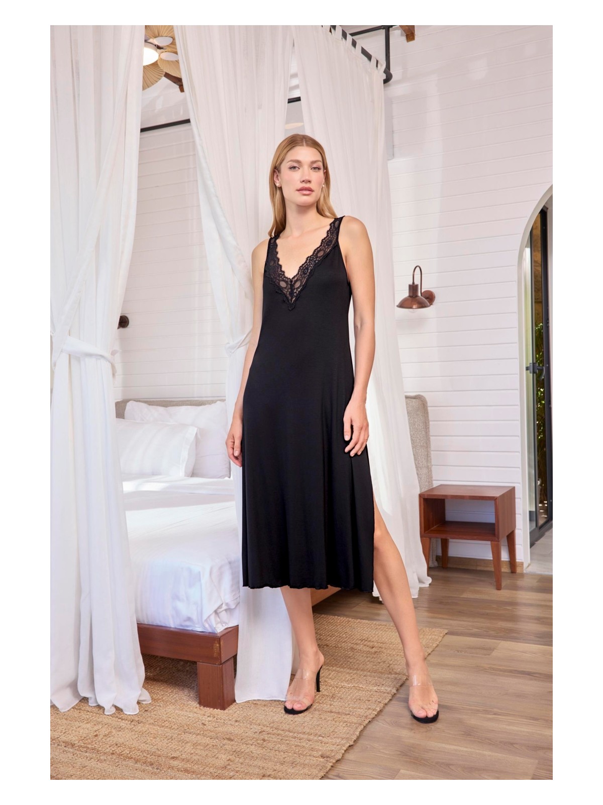 Beruflic Angel Göğüs ve Sırt Dekolteli Dantelli ve Yırtmaçlı Gecelik