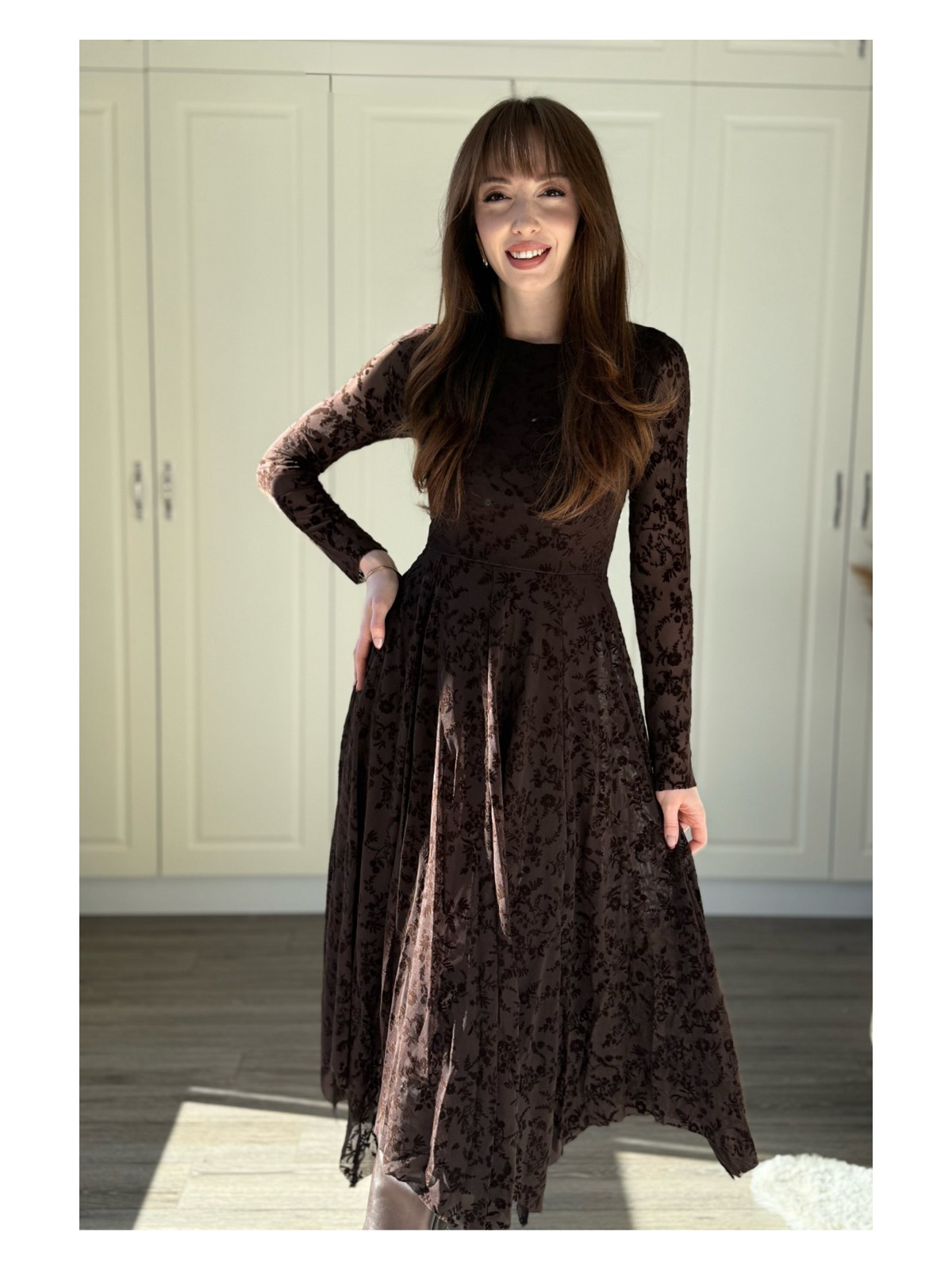 Dilay Gökoğlu Butik Kadife Çiçek Işlemeli Asimetrik Kahverengi Midi Kahverengi Elbise