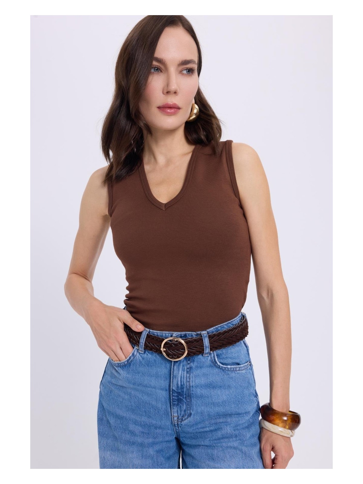 Tudors Kadın Slim Fit Dar Kesim V Yaka Sıfır Kol Pamuklu Ribanalı Kahverengi Bluz