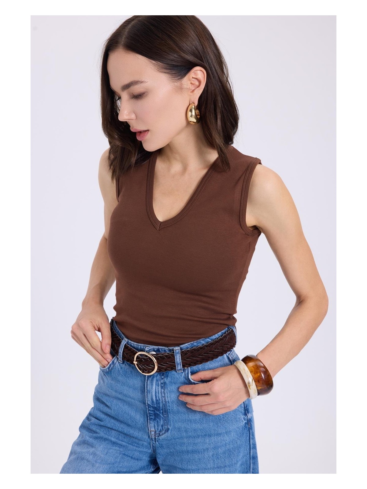 Tudors Kadın Slim Fit Dar Kesim V Yaka Sıfır Kol Pamuklu Ribanalı Kahverengi Bluz - Görsel 2