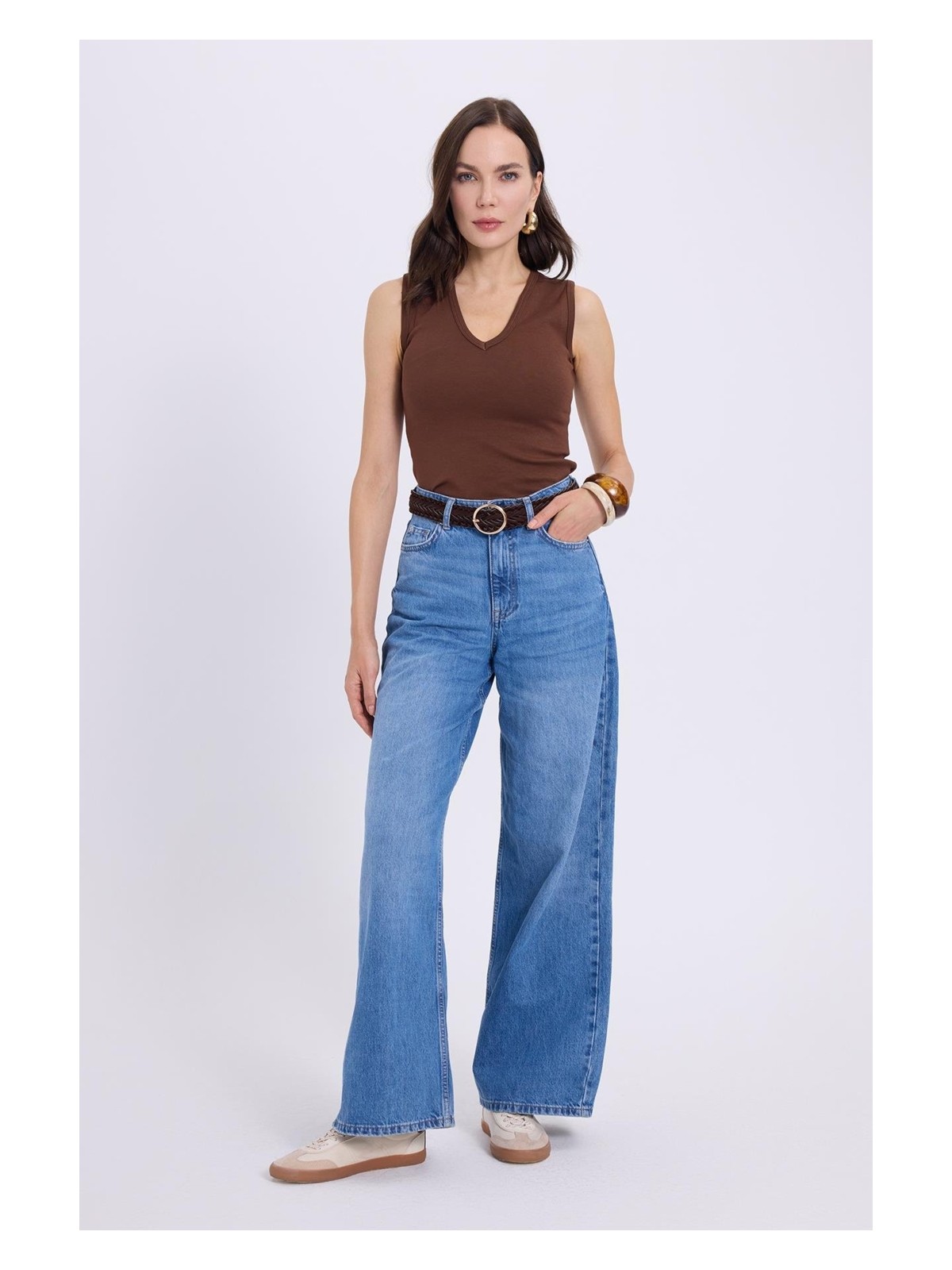 Tudors Kadın Slim Fit Dar Kesim V Yaka Sıfır Kol Pamuklu Ribanalı Kahverengi Bluz - Görsel 4