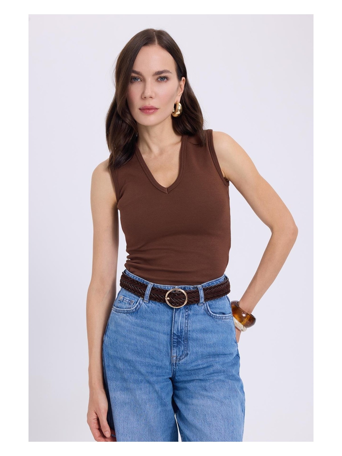 Tudors Kadın Slim Fit Dar Kesim V Yaka Sıfır Kol Pamuklu Ribanalı Kahverengi Bluz - Görsel 5