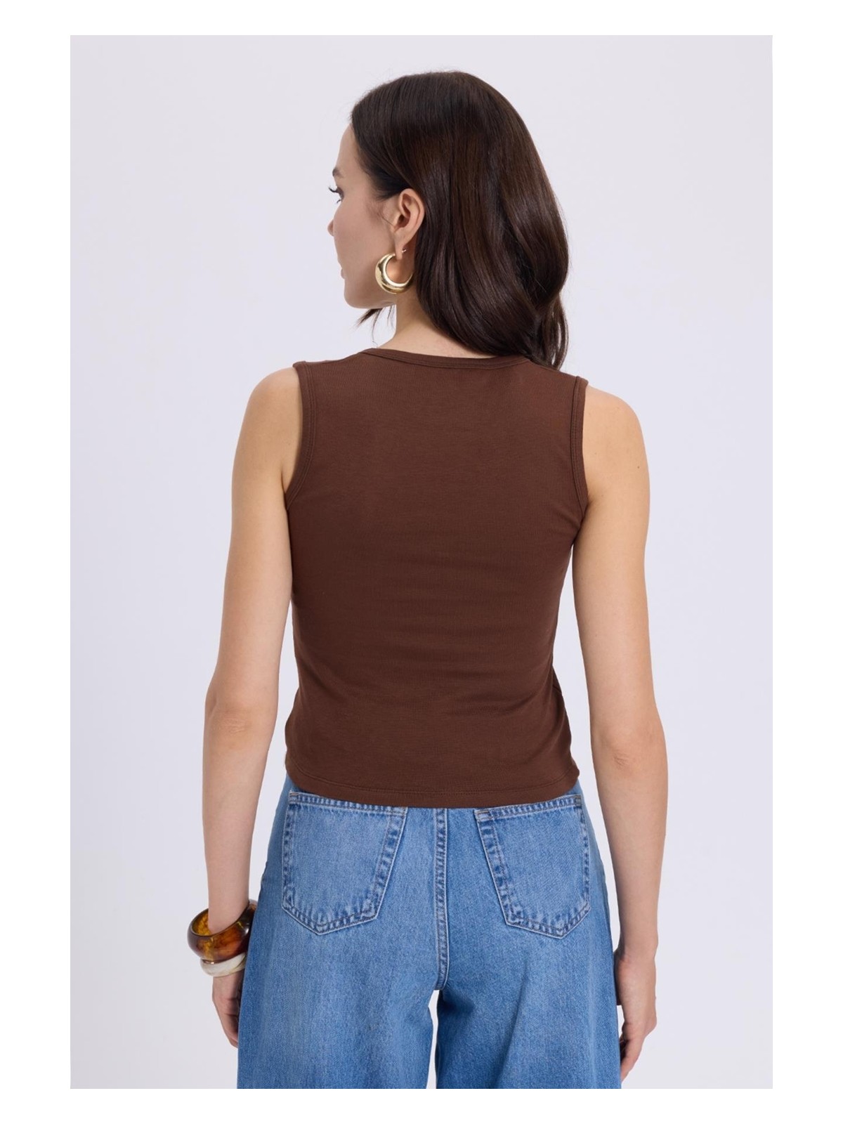 Tudors Kadın Slim Fit Dar Kesim V Yaka Sıfır Kol Pamuklu Ribanalı Kahverengi Bluz - Görsel 7