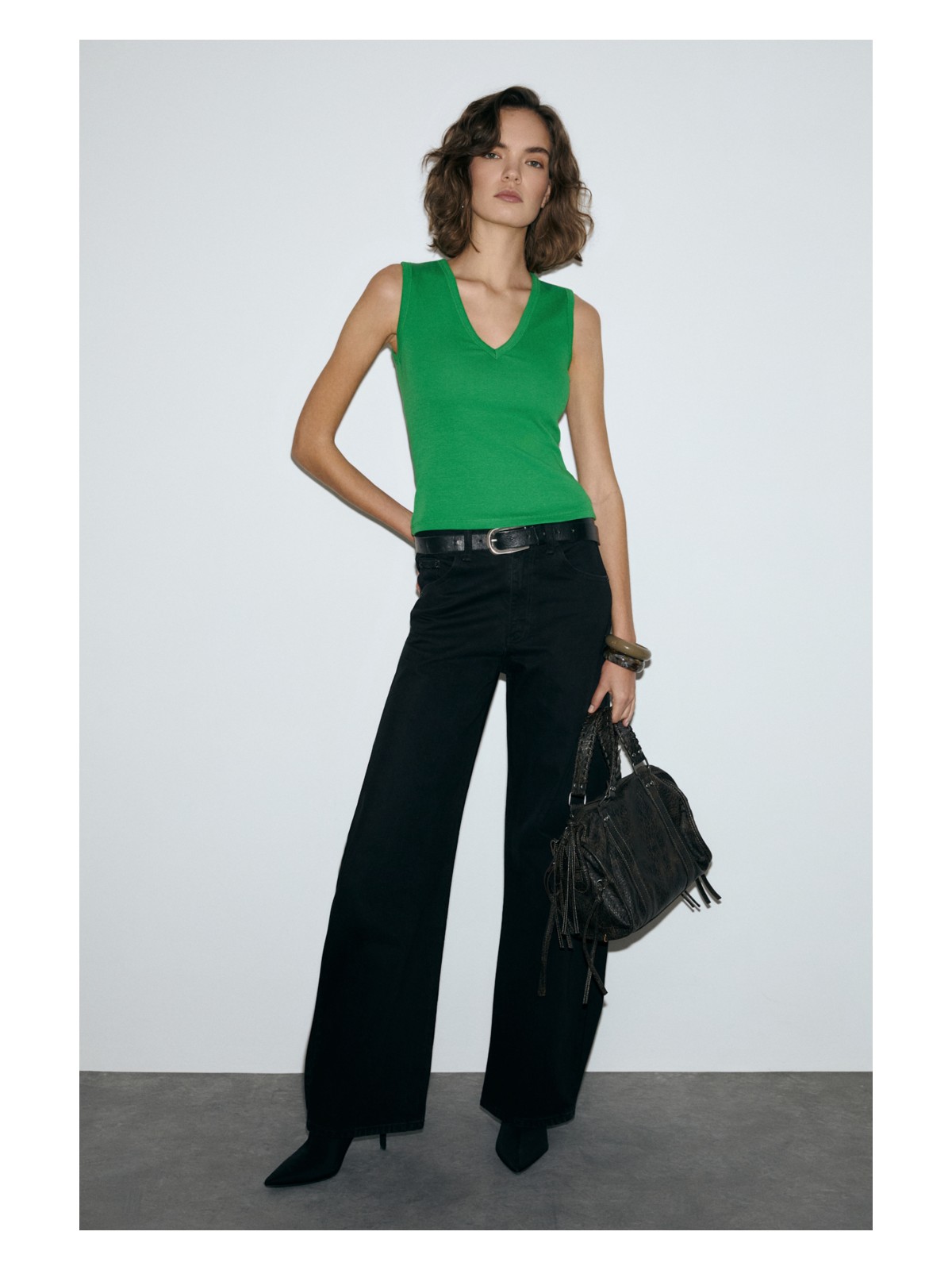 Grimelange Lescosa Kadın Slim V Yaka Kolsuz Siyah Bluz - Görsel 3