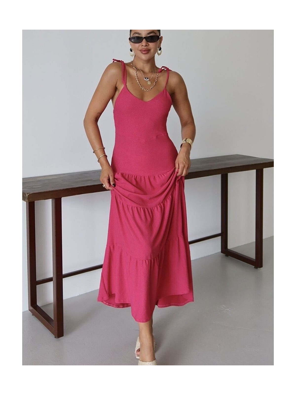 Trendseninle Kadın Koyu Haki Yeşil Askılı Bağlama Detaylı Maxi Boy Krinkıl Elbise - Görsel 4