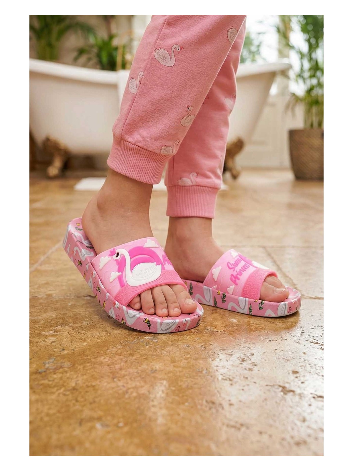 Gezer Kız Çocuk Yazlık Islak Zeminde Kullanıma Uygun Rahat Taban Ev Bahçe Plaj Havuz Terlik