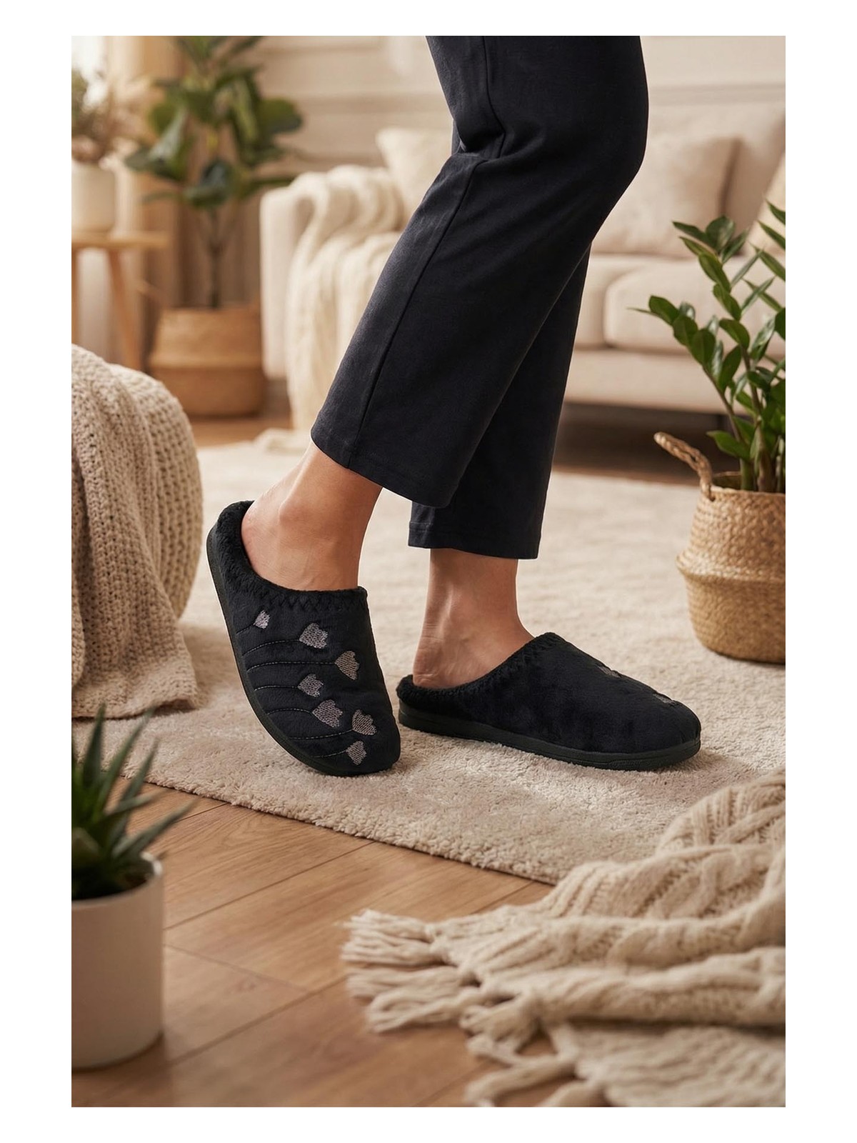 Gezer Kadın Kışlık PU Rahat Taban Nakışlı Tasarım Ev Bahçe Terlik - Görsel 4