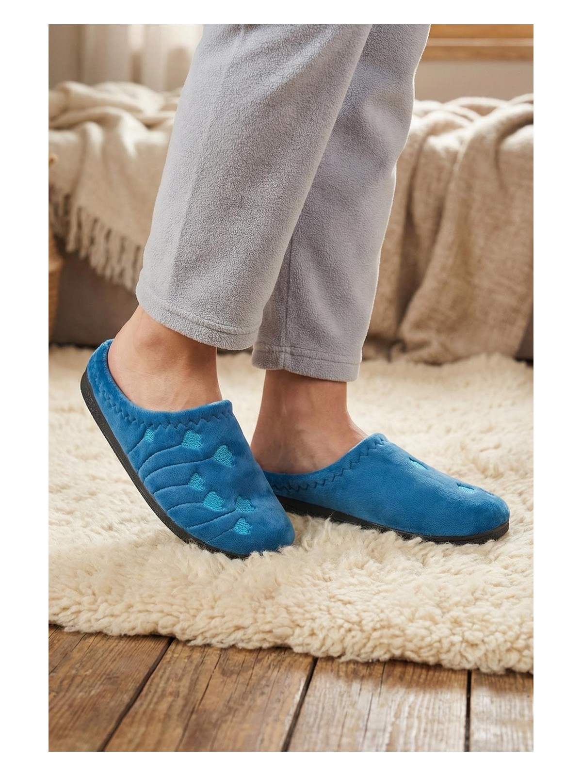 Gezer Kadın Kışlık PU Rahat Taban Nakışlı Tasarım Ev Bahçe Terlik - Görsel 3