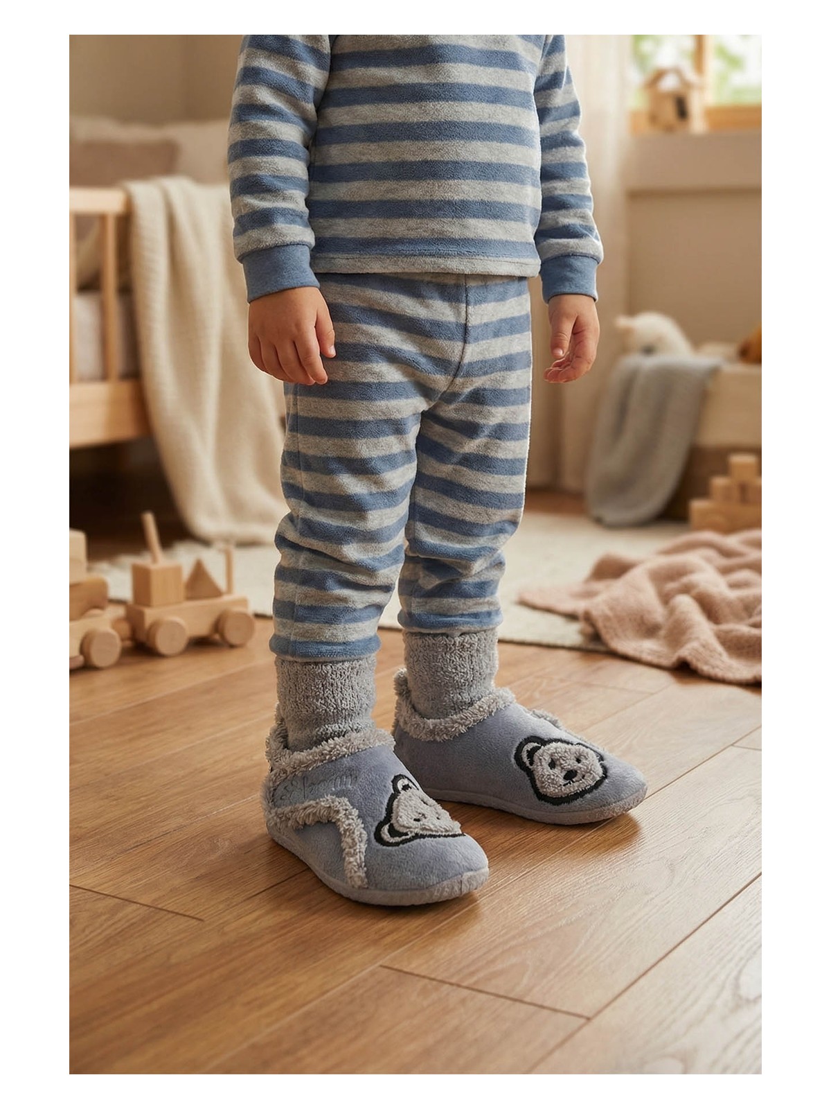 Gezer Erkek Çocuk Kışlık PVC Rahat Taban Tek Cırt Cırtlı Ayarlanabilir Kemer Ev Okul Kreş Panduf Ayakkabı - Görsel 4