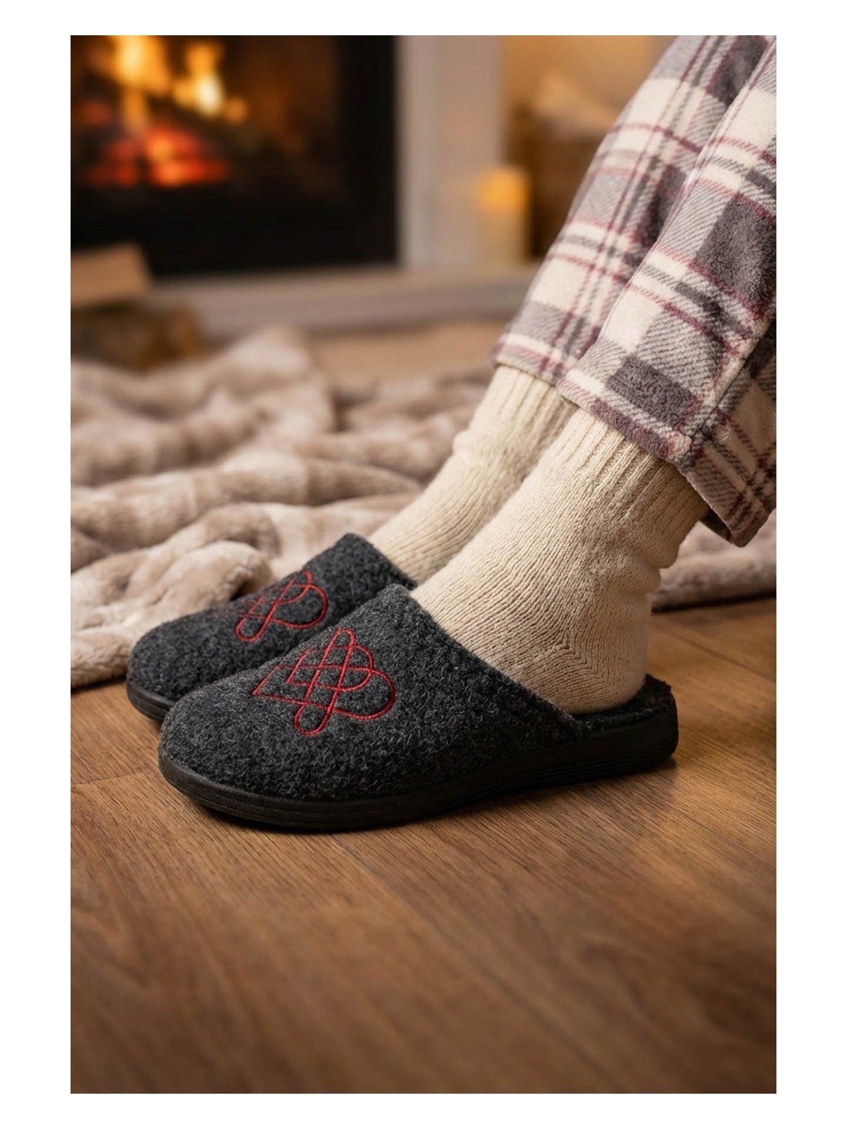 Gezer Kadın Kışlık Keçe Nakışlı Kalp Tasarım Ev Bahçe Terlik