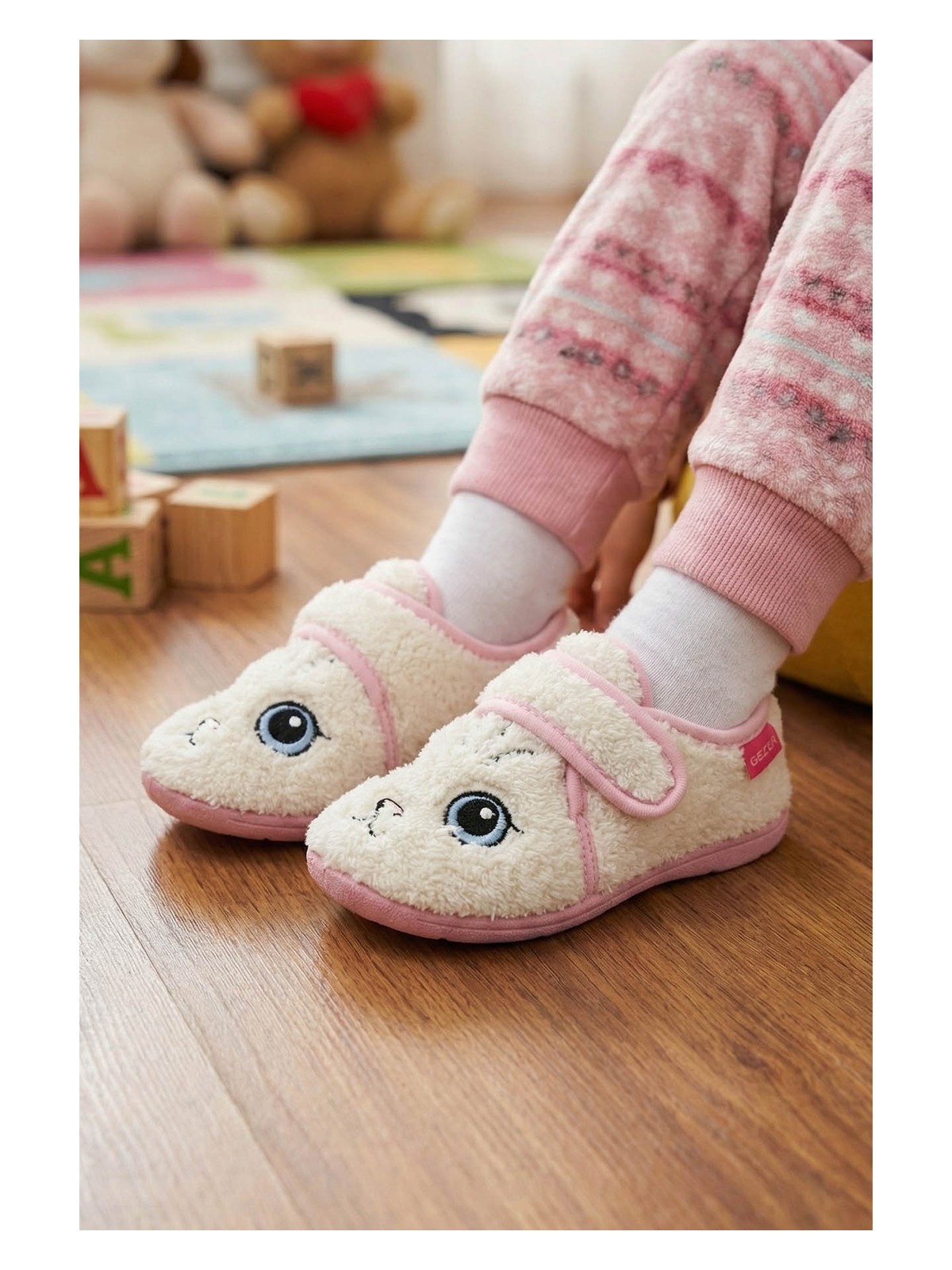 Gezer Kız Çocuk Kışlık Tek Cırt Cırtlı Ayarlanabilir Rahat Taban Ev, Bahçe, Okul, Kreş Panduf Ayakkabı - Görsel 3