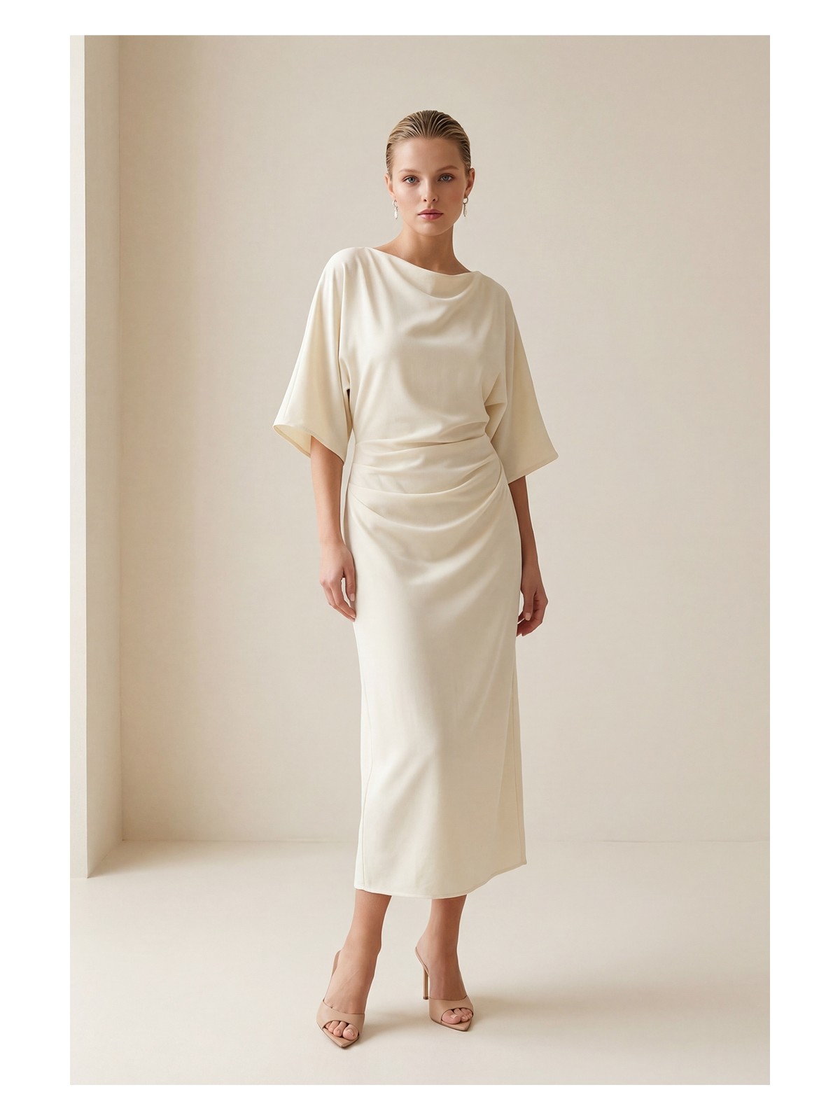 Setre Krem Kol Ve Yaka Detaylı Tam Kalıp Midi Boy Elbise