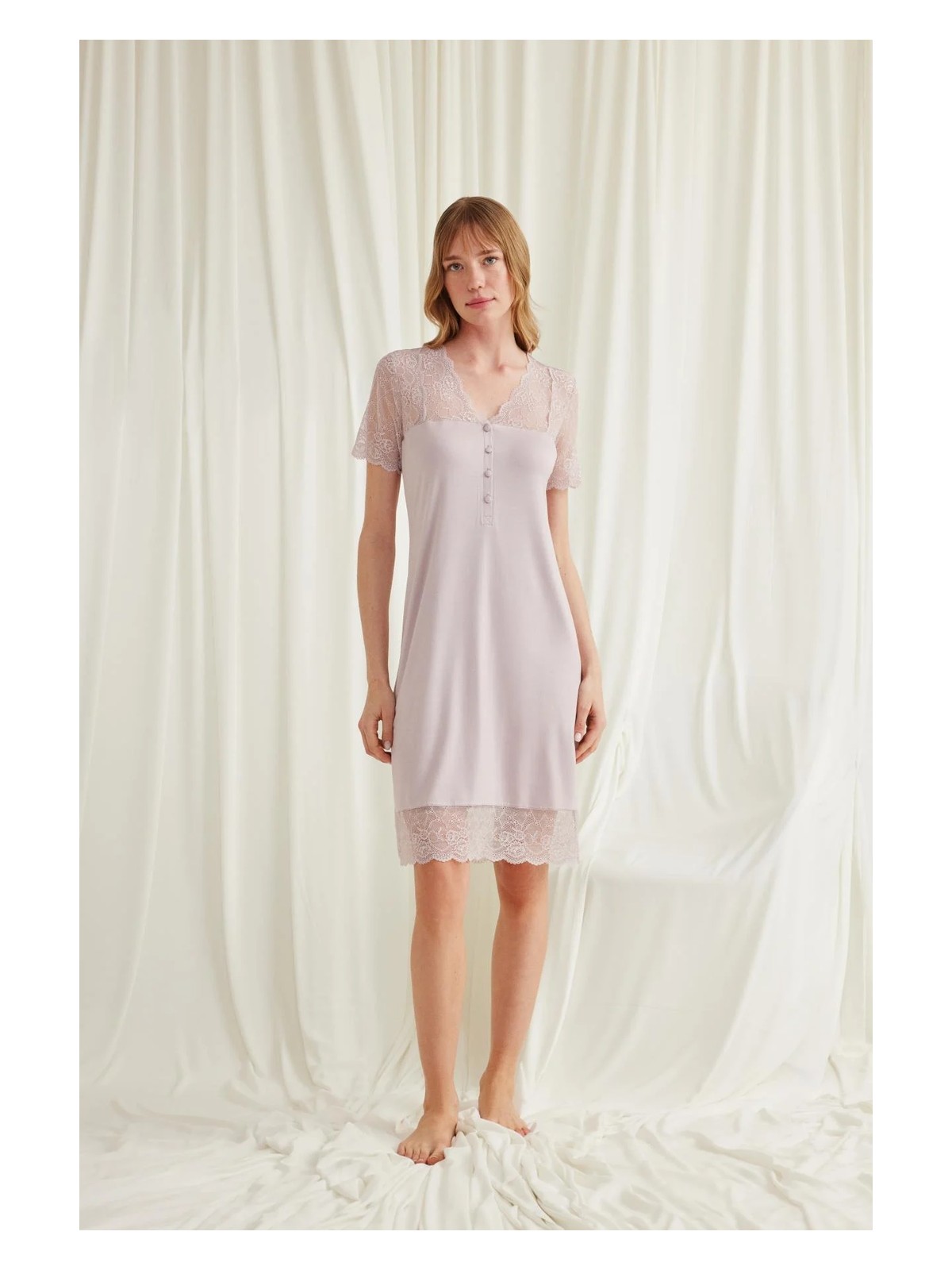 Yakası Kolu Omzu ve Etek Ağzı Dantelli Önü Düğmeli Gecelik