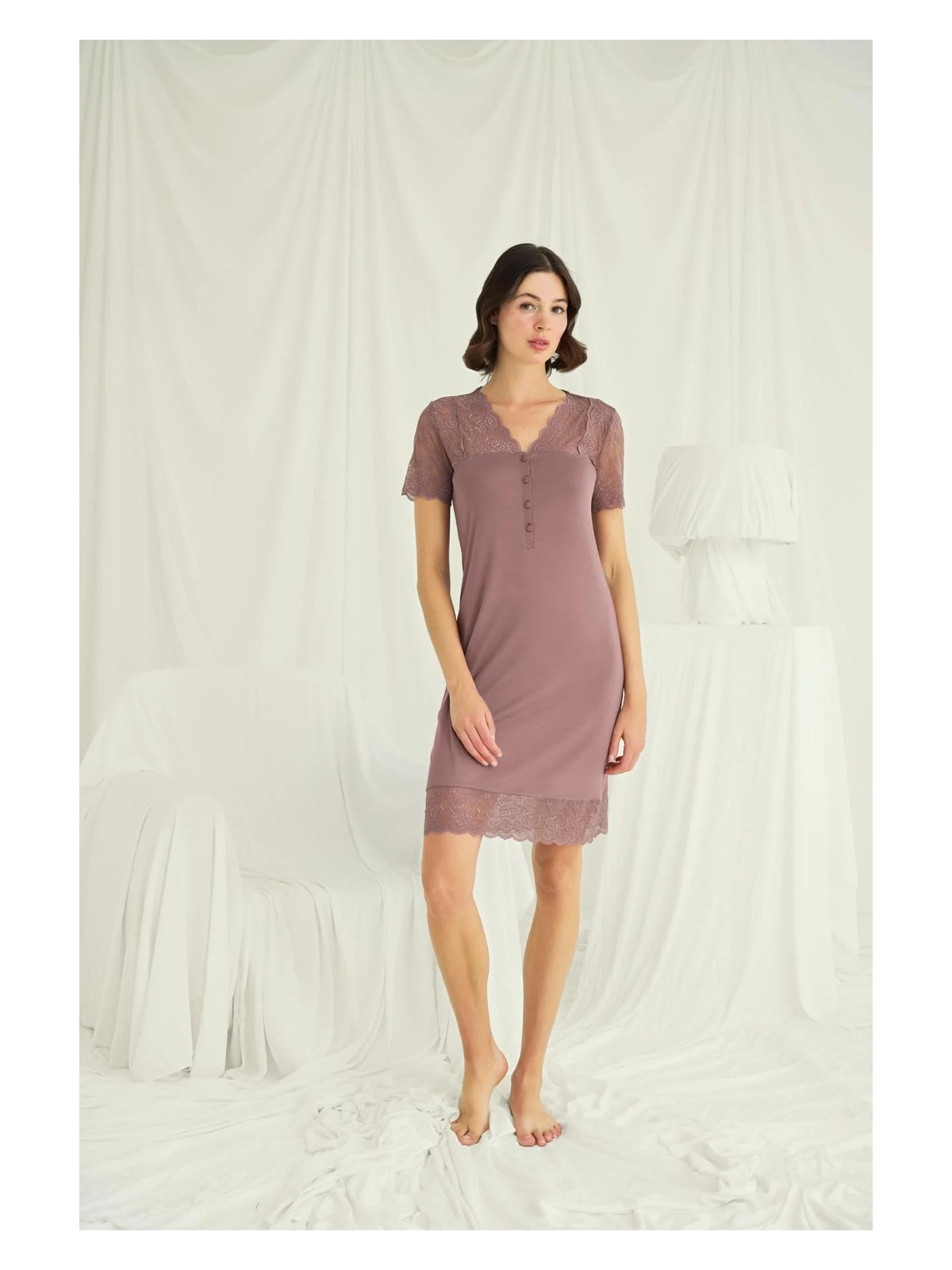 İlk El Grup Ieg™ Yakası Kolu Omzu ve Eteği Dantelli Önü Düğmeli Gecelik