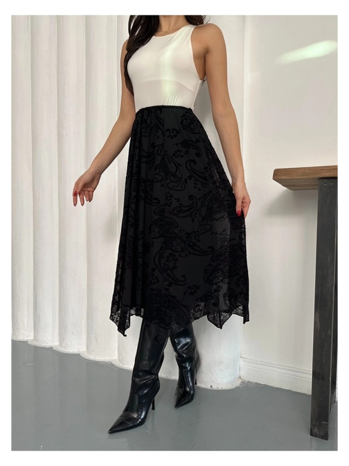 Rora Siyah Yüksek Bel Midi Etek – Akışkan Kumaş, Asimetrik Kesim, Günlük & Davet Şıklığı