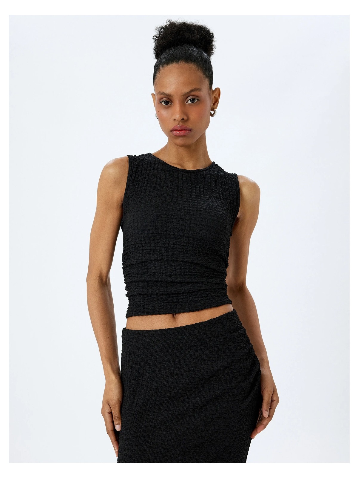 Koton Dokulu Slim Fit Bisiklet Yaka Kolsuz Bluz - Görsel 3