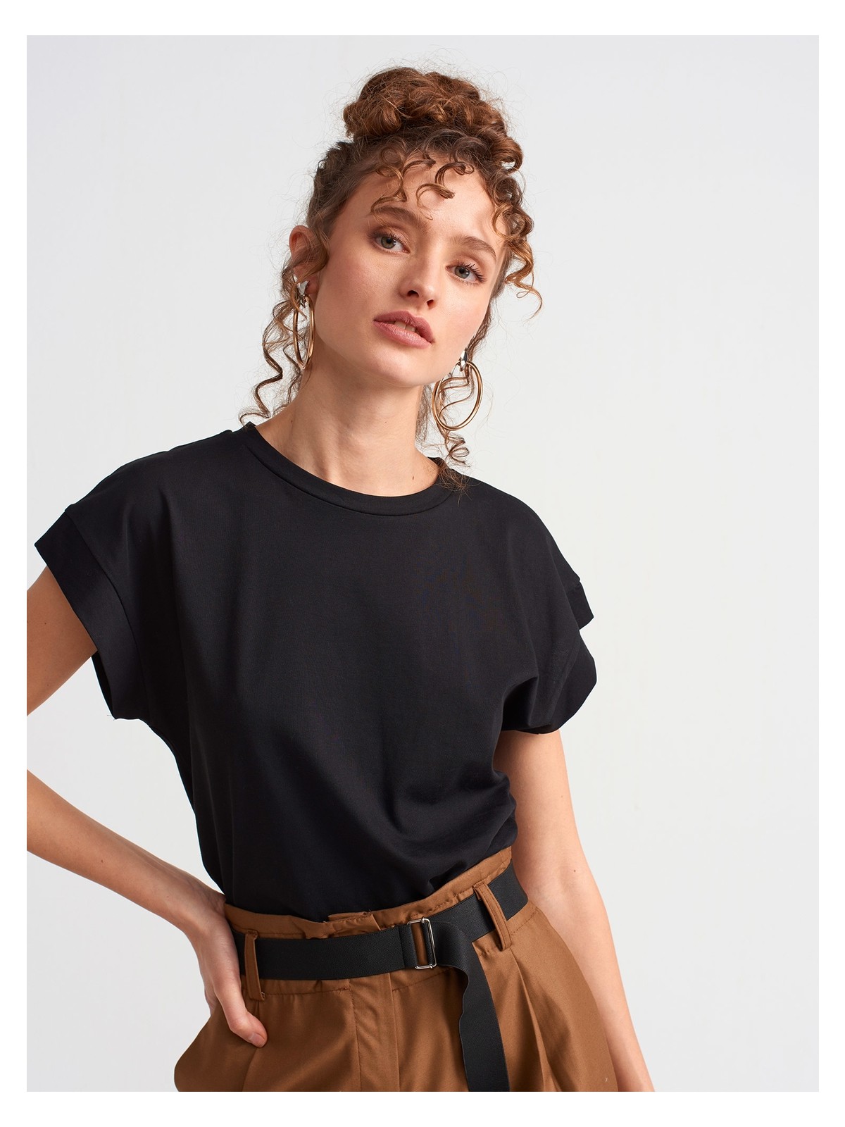 Dilvin Kadın Siyah Bisiklet Yaka Kısa Kol Penye Bluz 36 Beden Düz Renk Tarzında