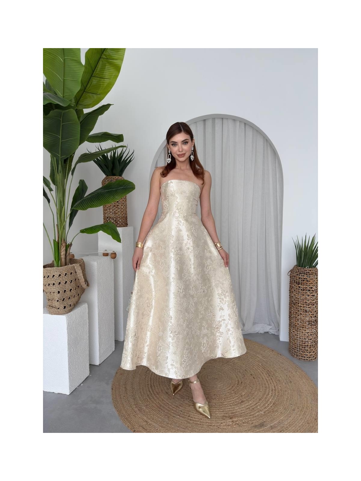 Moda Durağı Saten Jakarlı Tasarım Kloş Straplez Elbise Gold