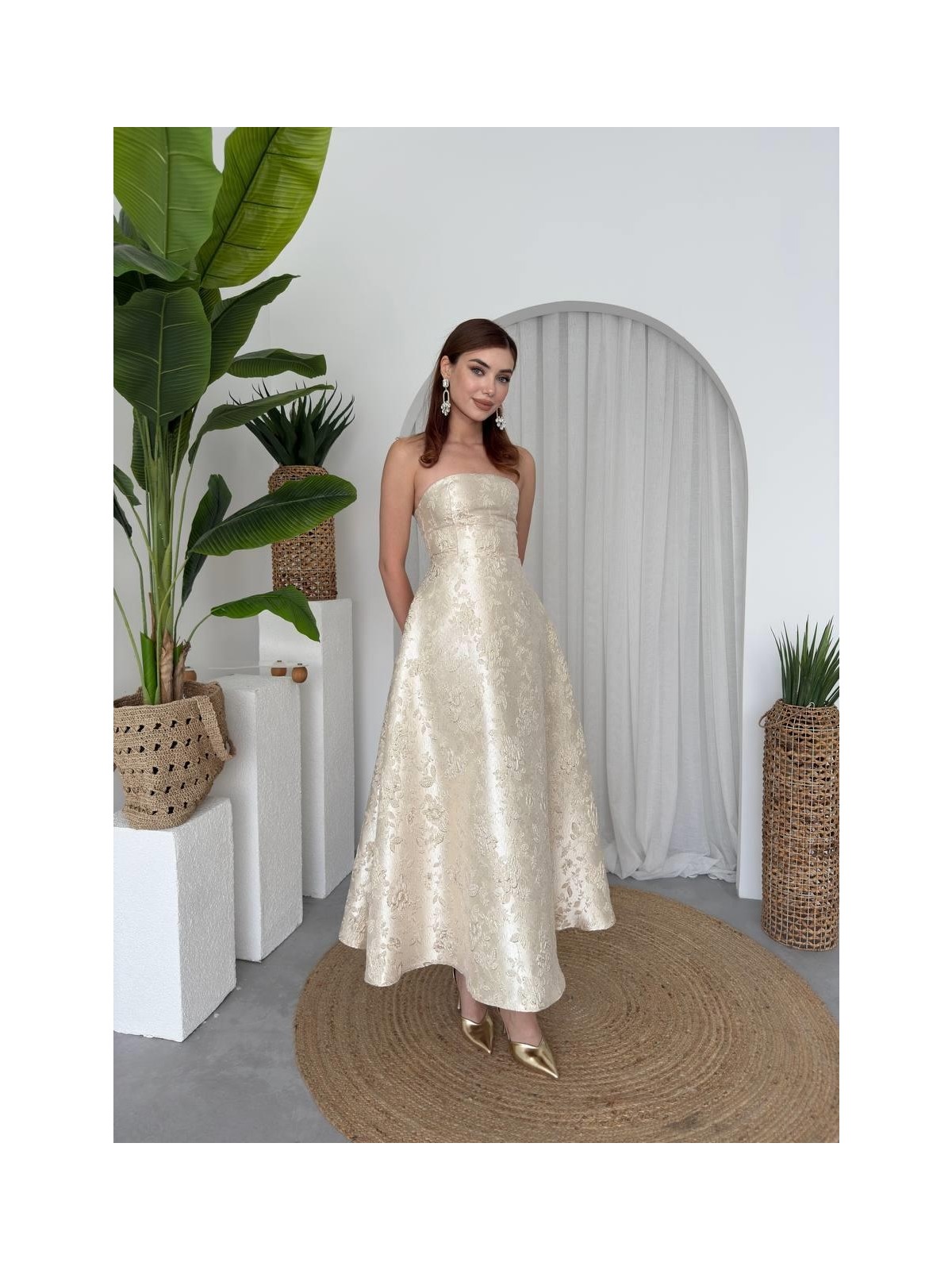 Moda Durağı Saten Jakarlı Tasarım Kloş Straplez Elbise Gold - Görsel 2