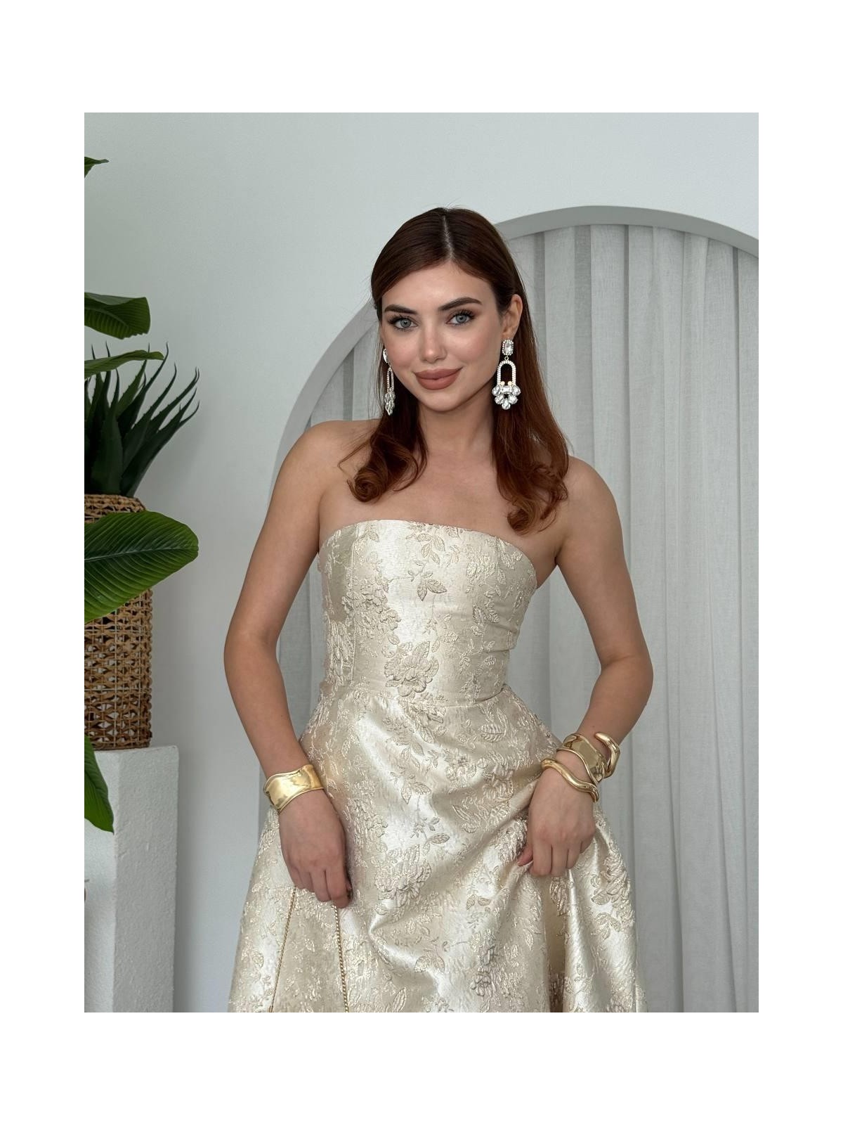 Moda Durağı Saten Jakarlı Tasarım Kloş Straplez Elbise Gold - Görsel 4
