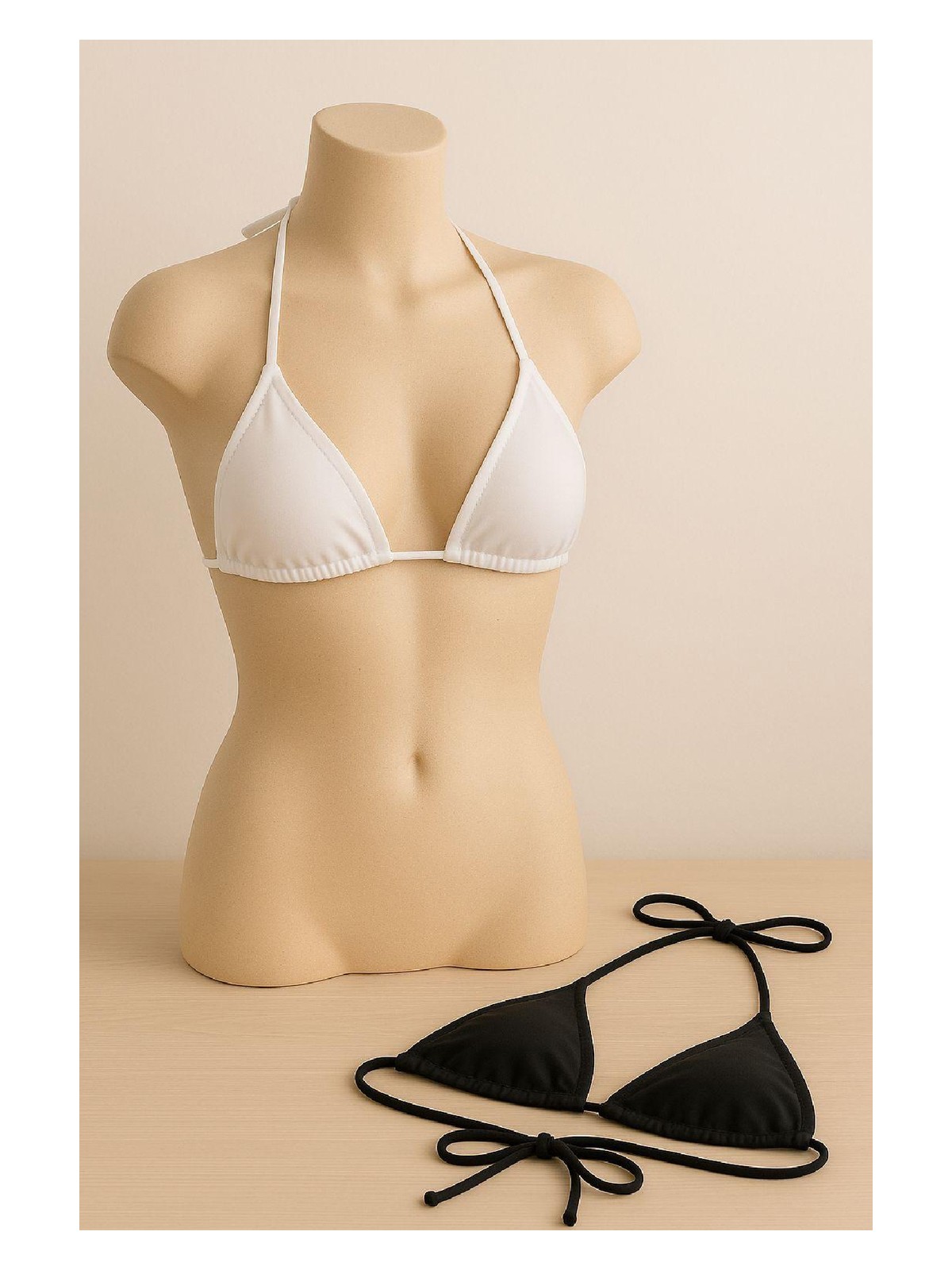 Pileli Store Kadın Siyah ve Beyaz Minimal Kesim Üçgen Bikini Üstü
