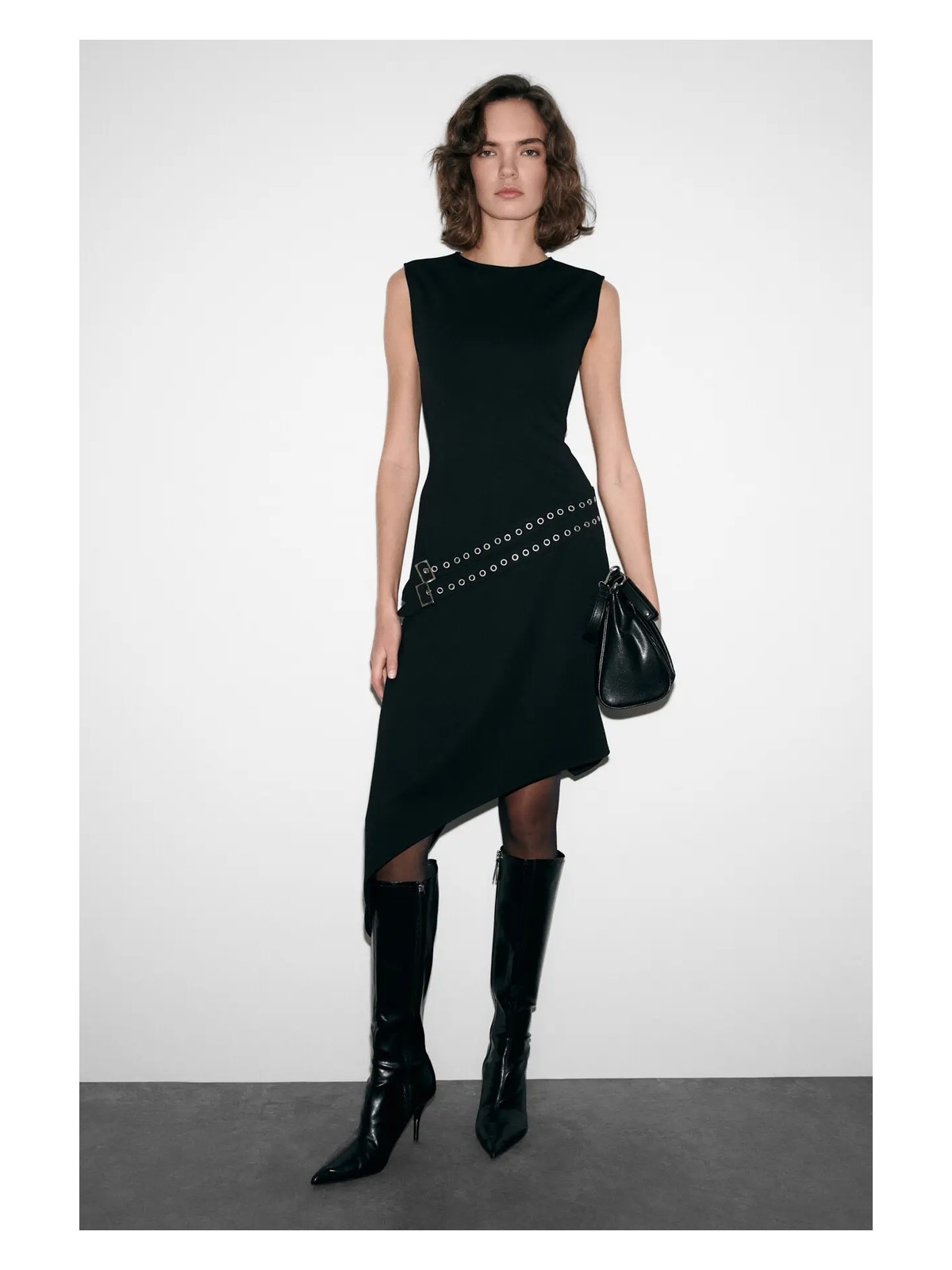 Grimelange Melodrama Esnek Kumaşlı Yuvarlak Yaka Etek Ucu Asimetrik Kemer Detaylı Siyah Elbise