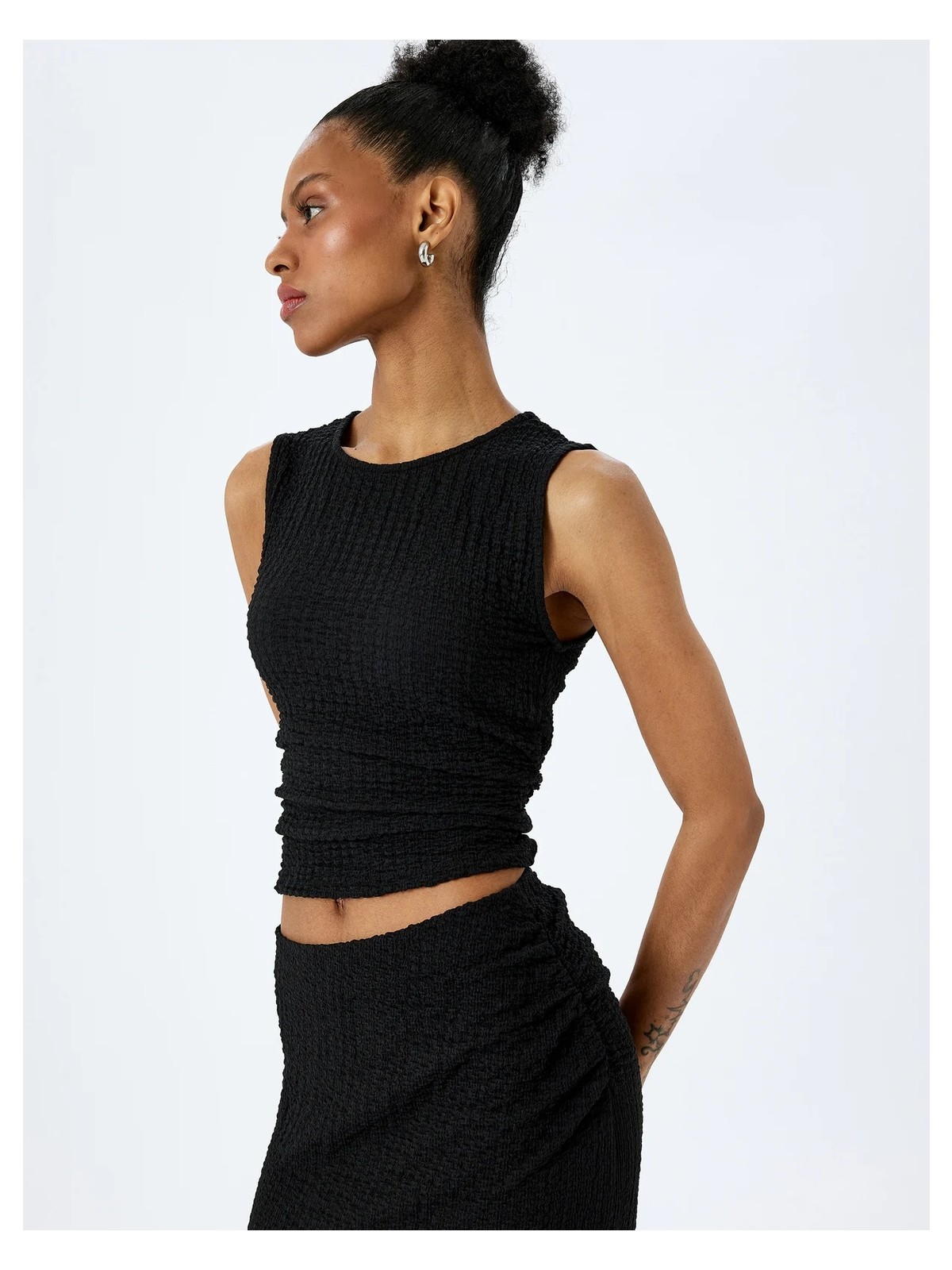 Koton Dokulu Slim Fit Bisiklet Yaka Kolsuz Bluz - Görsel 9
