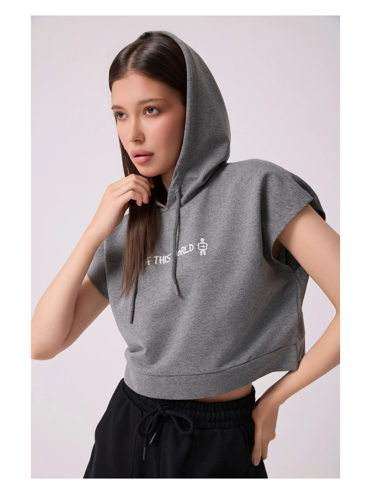 Defy's Kadın Koyu Gri Baskılı Kapüşonlu Crop Sweatshirt - Mevsimlik Hoodie - Görsel 2