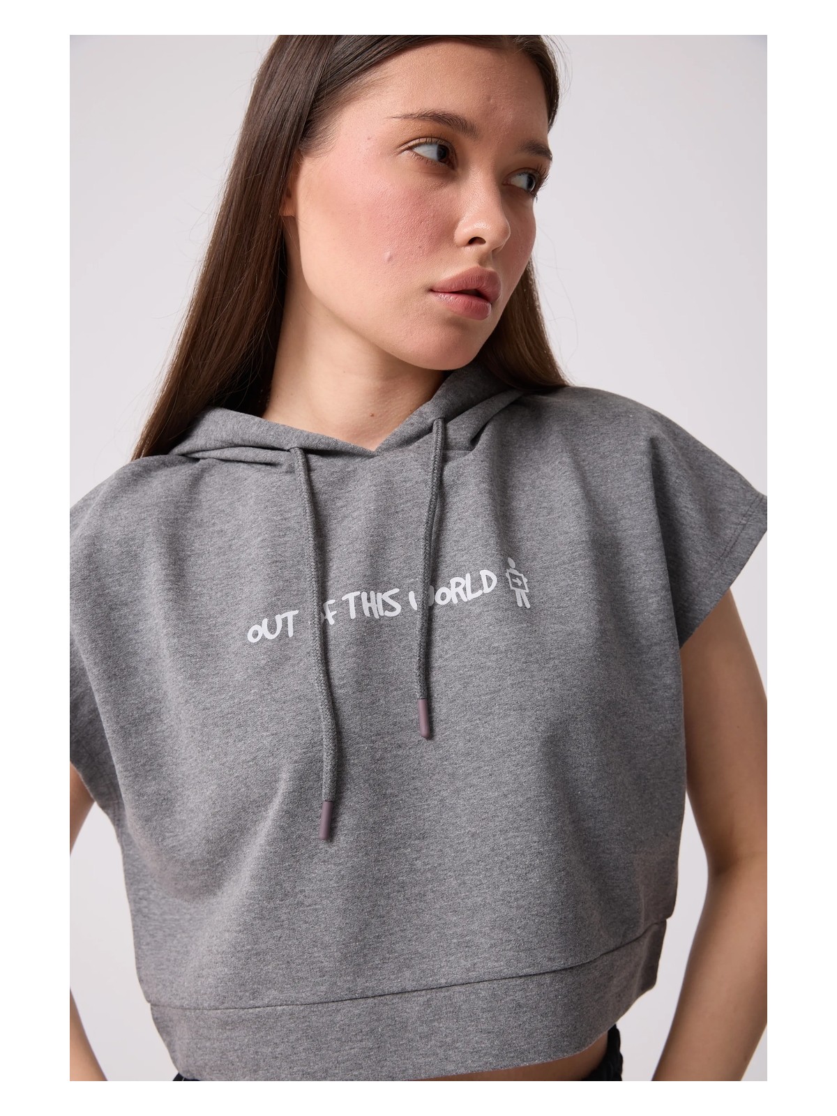 Defy's Kadın Koyu Gri Baskılı Kapüşonlu Crop Sweatshirt - Mevsimlik Hoodie - Görsel 3