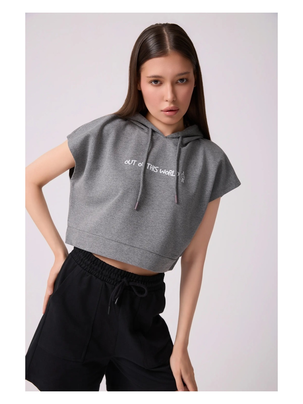 Defy's Kadın Koyu Gri Baskılı Kapüşonlu Crop Sweatshirt - Mevsimlik Hoodie - Görsel 4