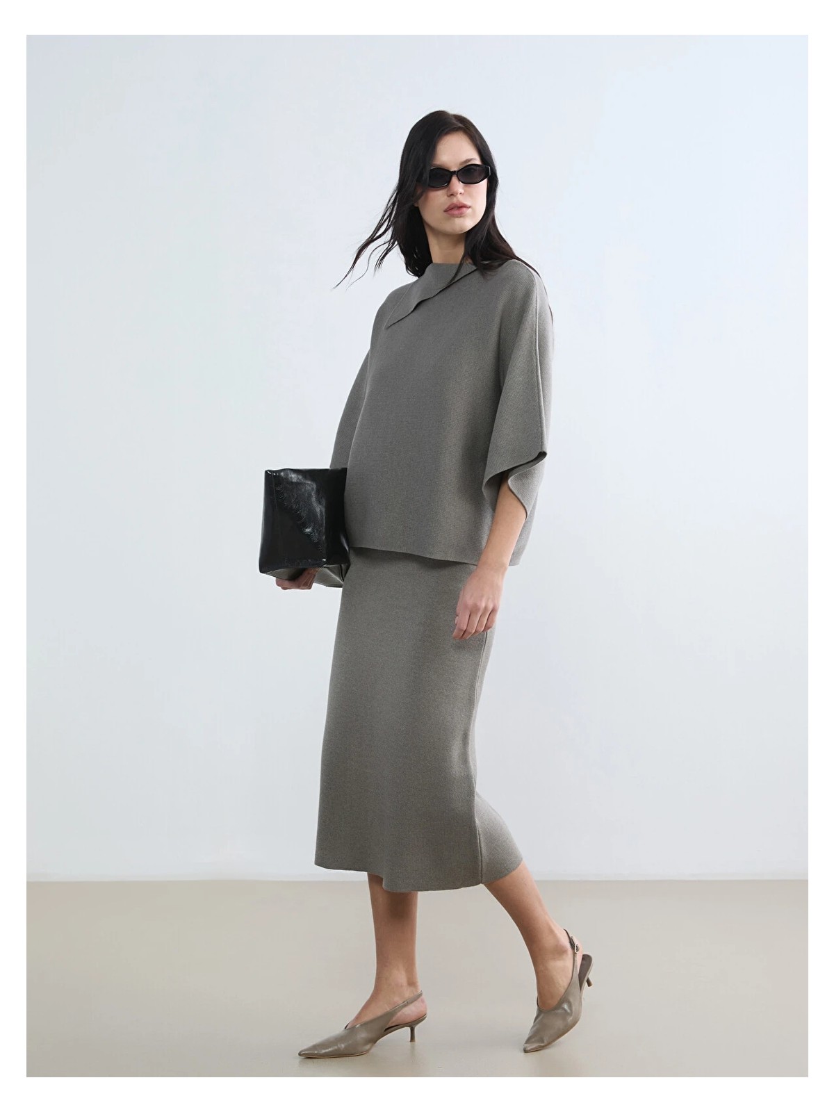 LC Waikiki Yeni Sezon Asimetrik Yaka Oversize Kadın Triko Kazak - Görsel 4