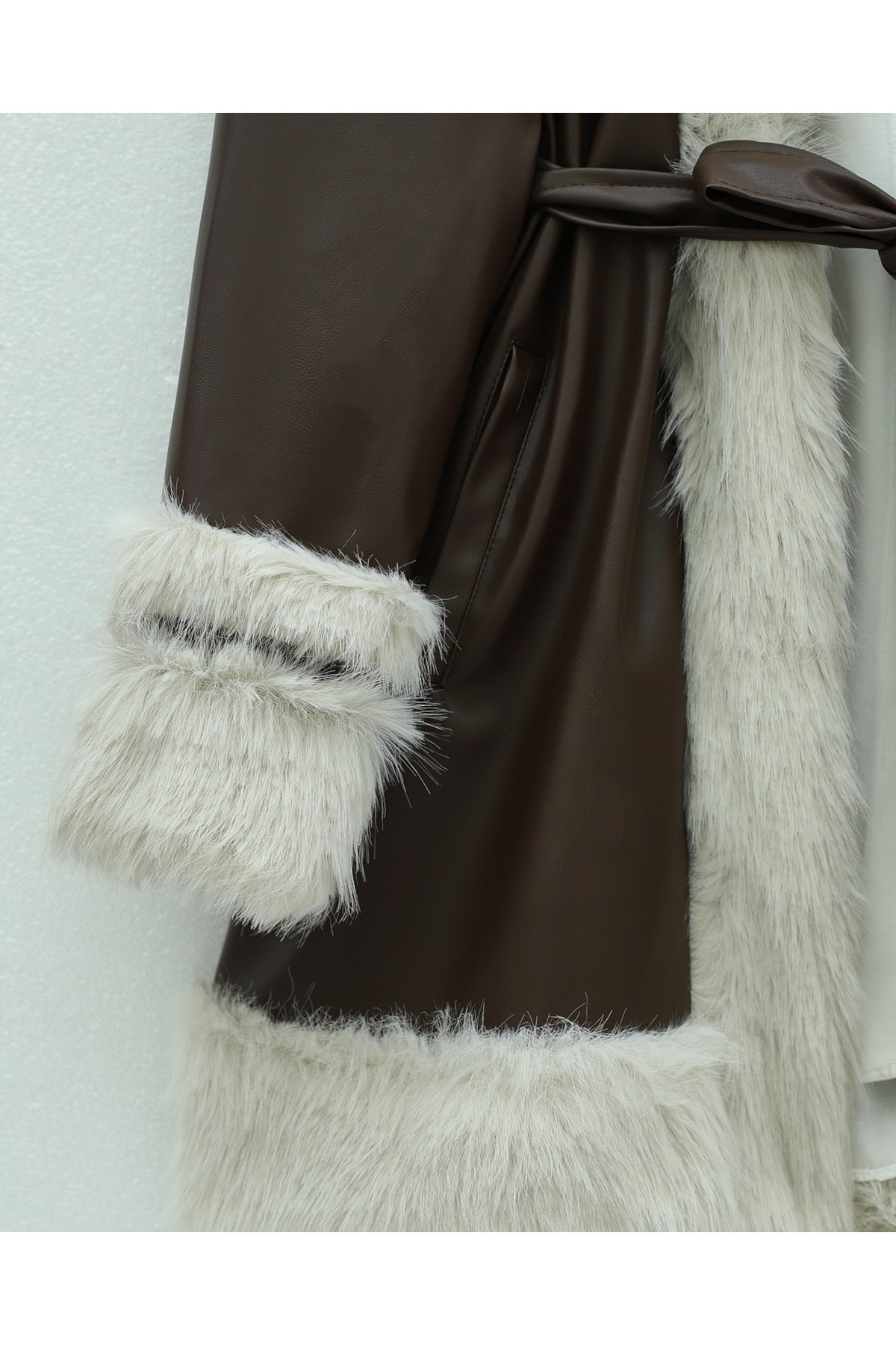 Moda Morfo Yakası Ve Kolu Kürklü Astarlı Kemerli Deri Ceket -Kahve görsel 6