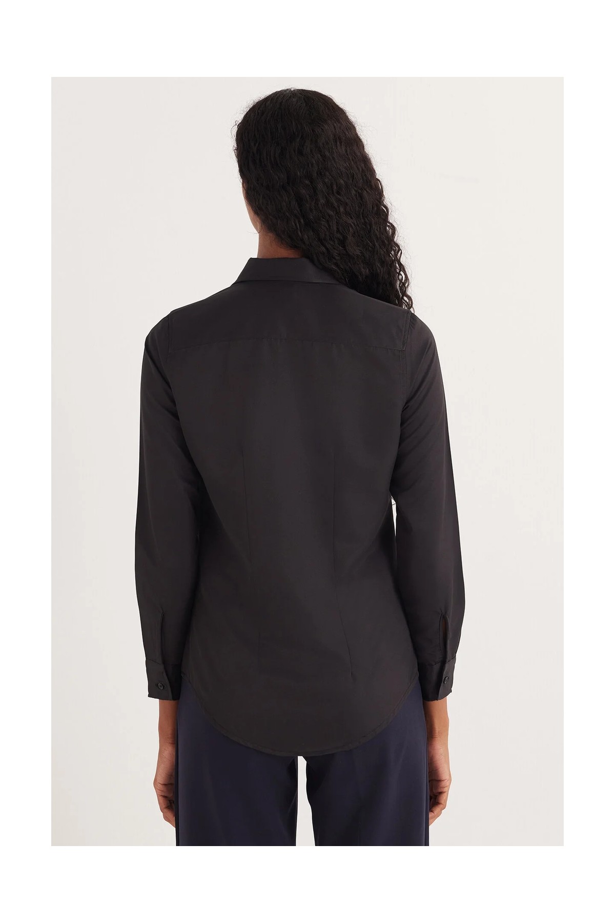 Tudors Kadın Slim Fit Dar Kesim Vucüda Oturan Uzun Kollu Gizli Düğme Detaylı Siyah Basic Gömlek görsel 7