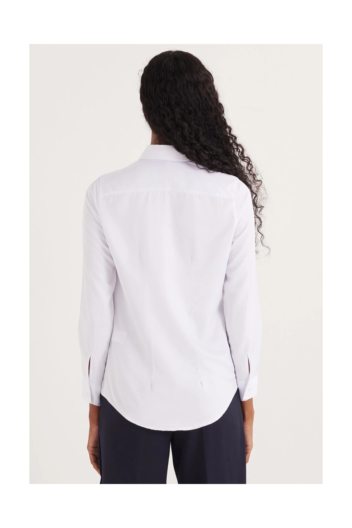 Tudors Kadın Slim Fit Dar Kesim Vücuda Oturan Uzun Kollu Gizli Düğme Detaylı Beyaz Basic Gömlek görsel 6