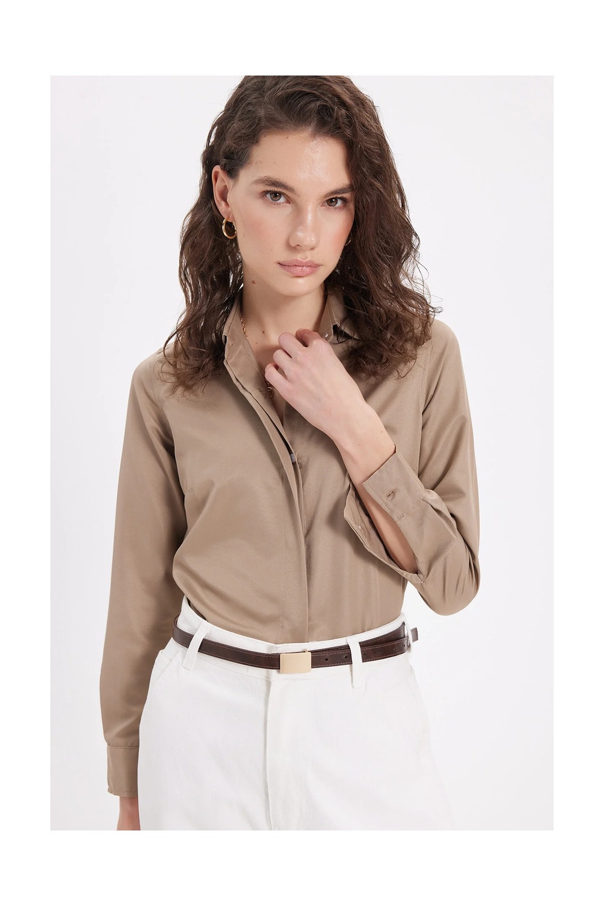 Tudors Kadın Slim Fit Dar Kesim Vucüda Oturan Uzun Kollu Gizli Düğme Detaylı Koyu Vizon Basic Gömlek görsel 8