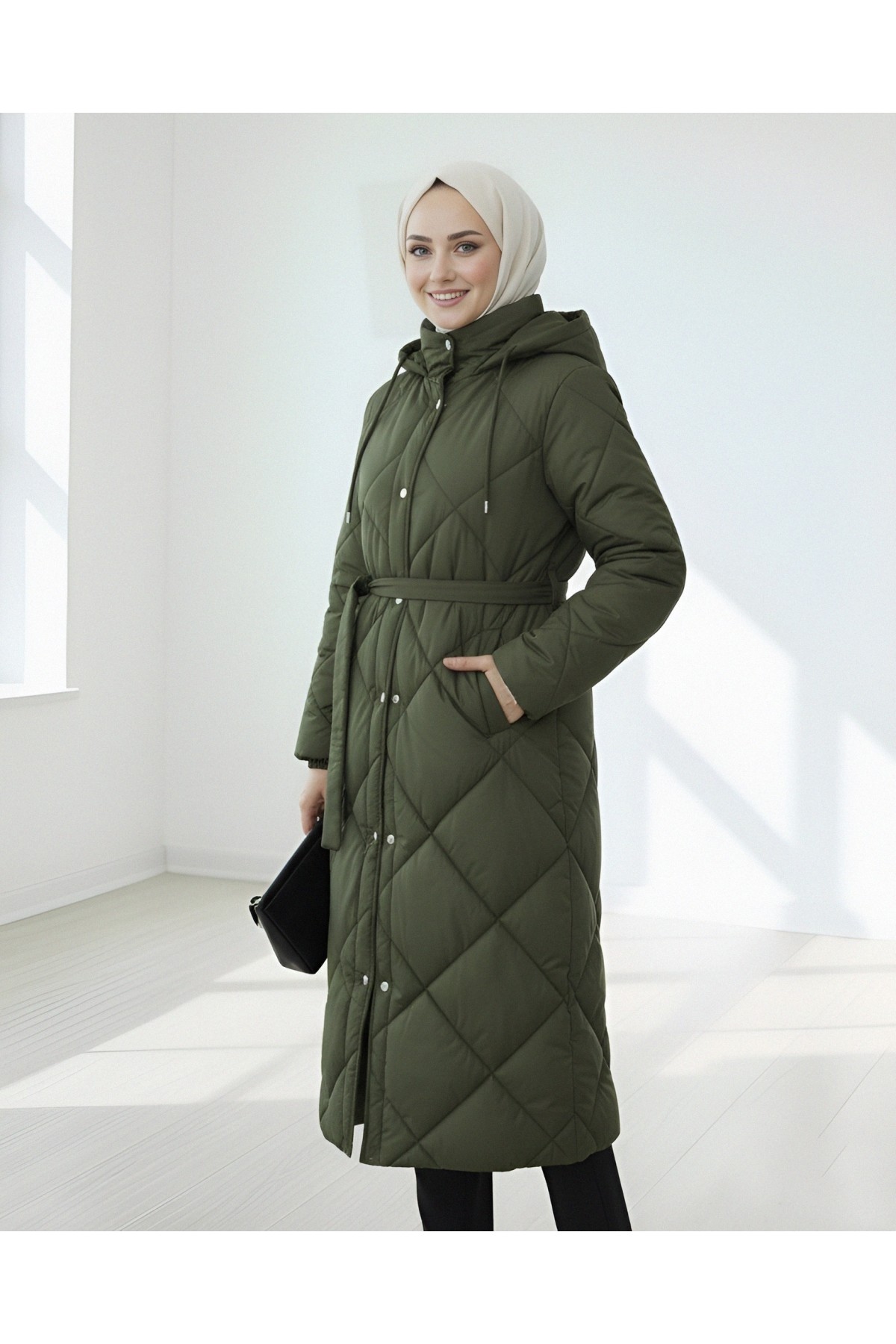 Moda Morfo Beli Kemerli Önü Çıtçıtlı Kapşonlu Astarlı Uzun Kapitone Mont -Haki görsel 3