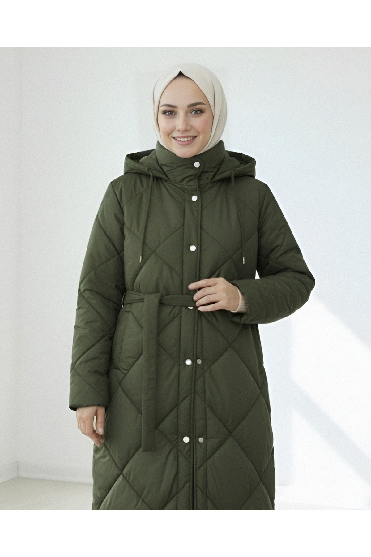 Moda Morfo Beli Kemerli Önü Çıtçıtlı Kapşonlu Astarlı Uzun Kapitone Mont -Haki görsel 5