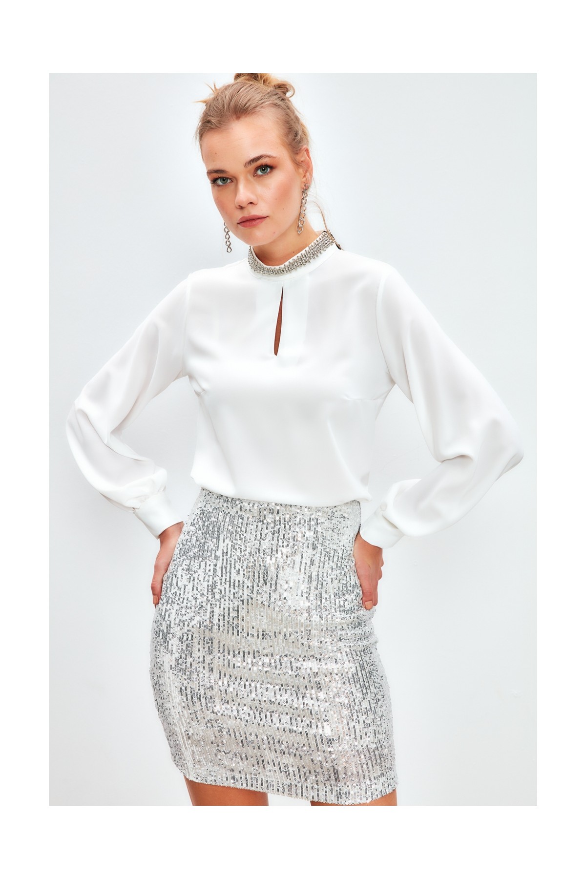 Sateen Yaka Aksesuarlı Bluz - Ekru görsel 8