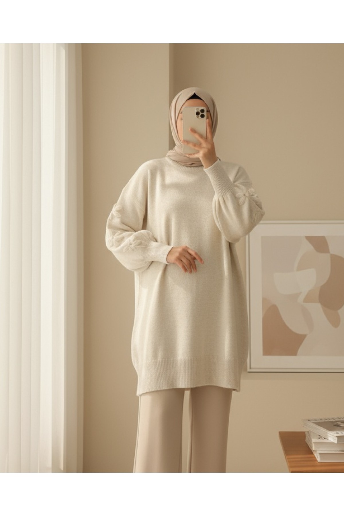 Moda Morfo Kolu Çiçek Detaylı Yuvarlak Yaka Yumoş Triko Kazak -Ekru