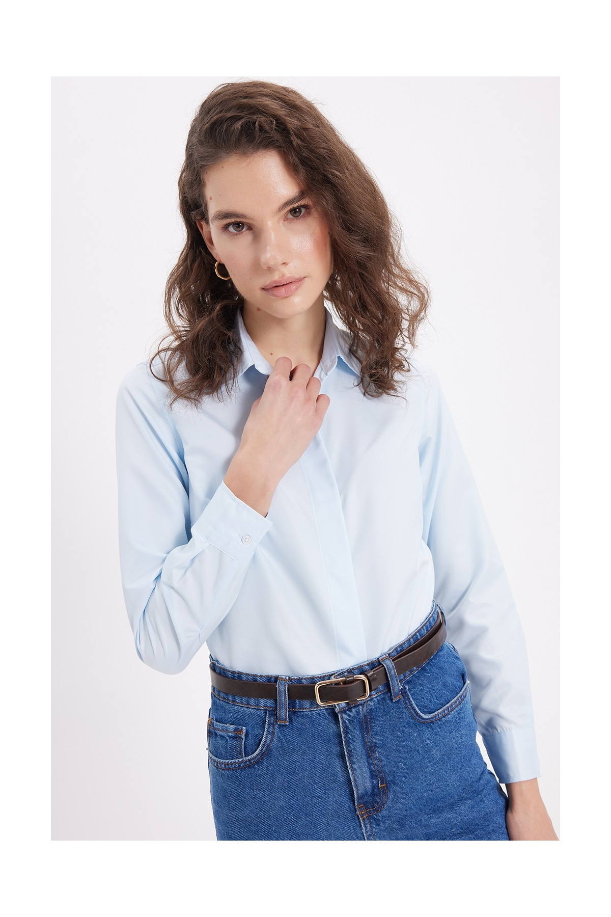 Tudors Kadın Slim Fit Dar Kesim Vucüda Oturan Uzun Kollu Gizli Düğme Detaylı Mavi Basic Gömlek görsel 8