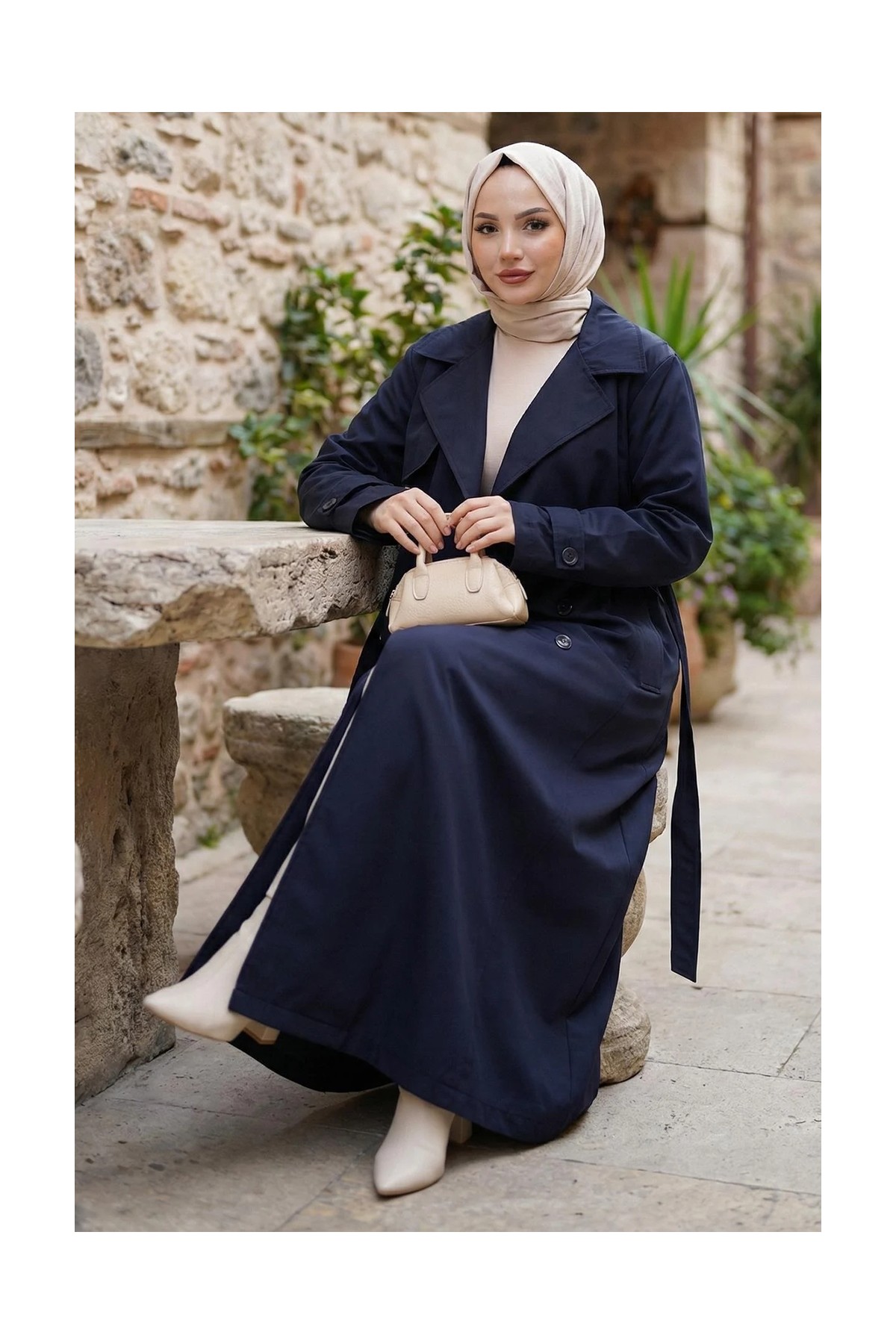 Kuşaklı Düğmeli HM2891 Tamboy Trençkot Lacivert Bondit Kumaş Kadın Modeli Özel Detaylarla görsel 4
