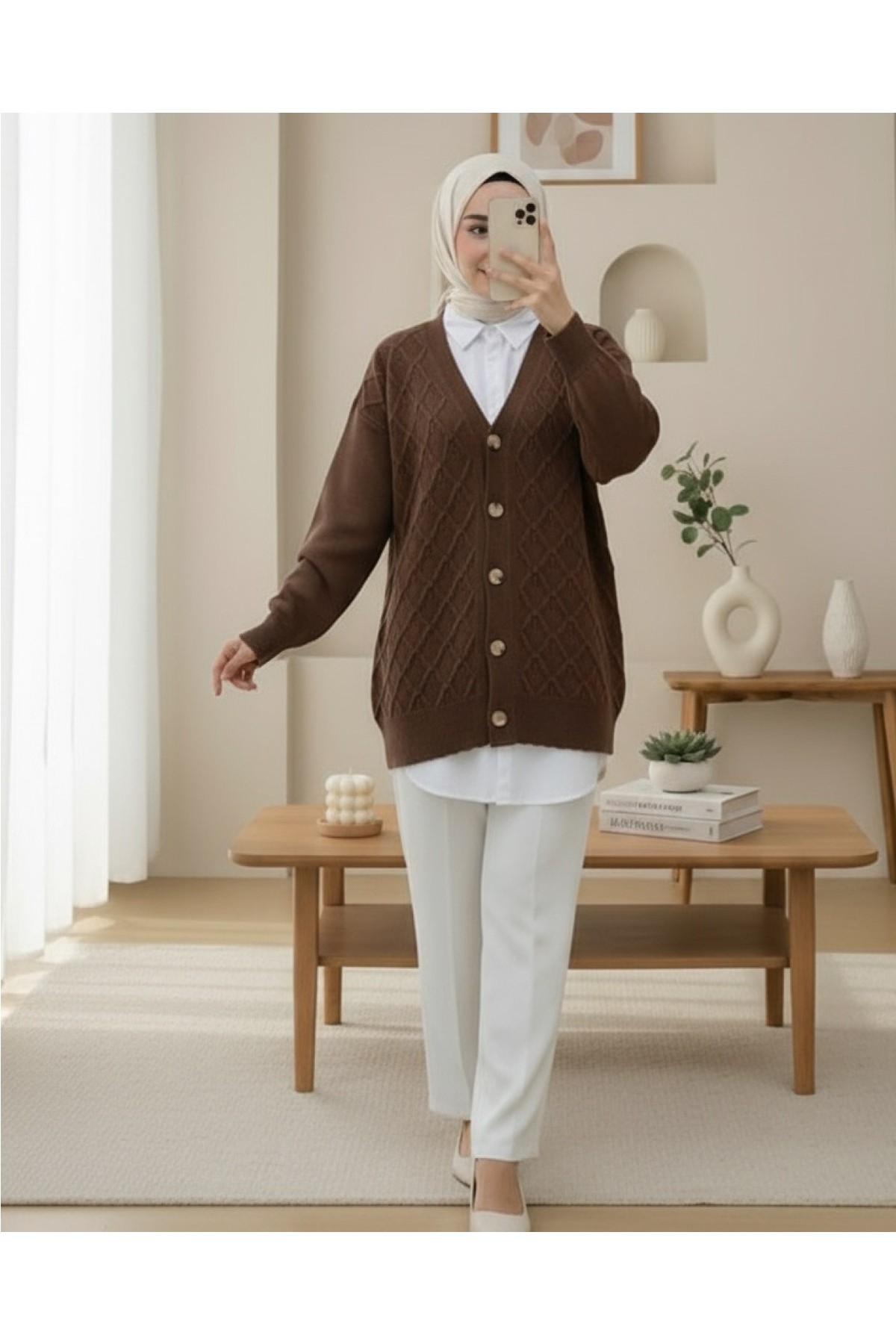 Moda Morfo V Yaka Büyük Düğmeli Desenli Triko Hırka -Kahve
