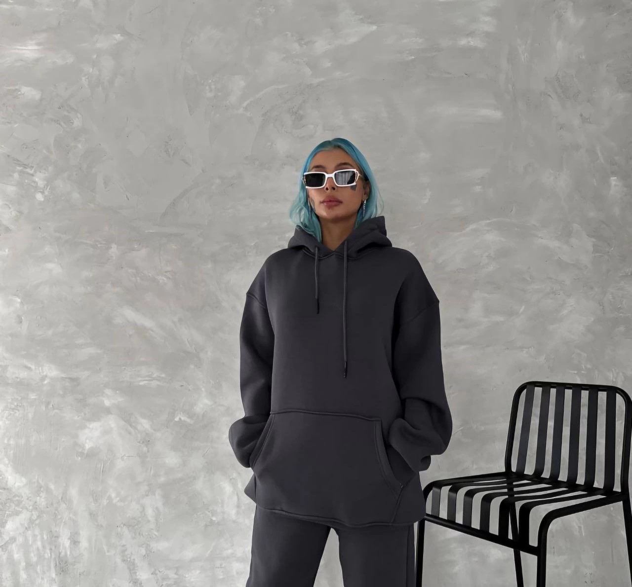 Tarz Yeri Kadın Kapüşonlu Kanguru Cepli 3 Iplik Pamuklu Oversize Hoodie Sweatshirt - Füme görsel 2