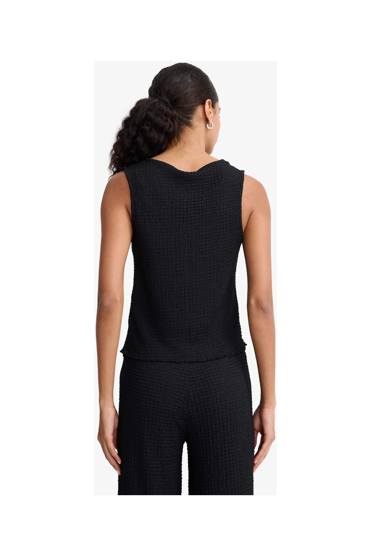 DeFacto Slim Fit Dar Kesim V Yaka Önden Bağlamalı Kırışık Dokulu Kolsuz Bluz F7992AX25AU görsel 4