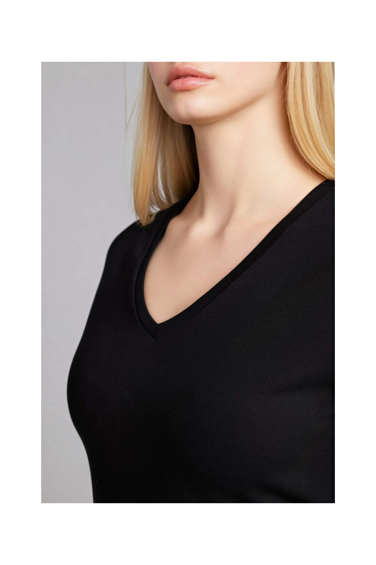 DeFacto %100 Pamuk Slim Fit V Yaka Basic Düz Ribana Kısa Kollu Tişört I1080AZ26SP görsel 4