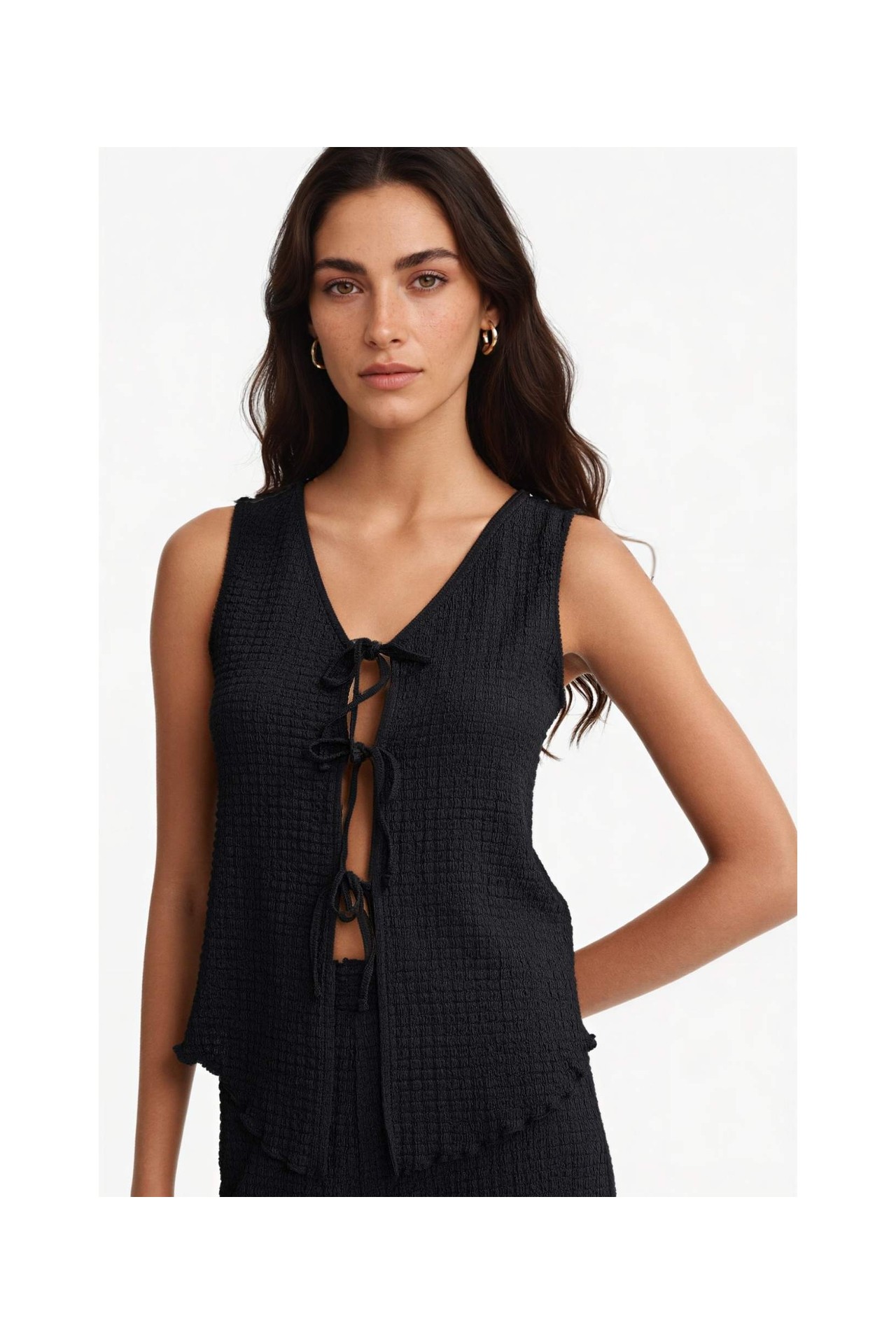 DeFacto Slim Fit Dar Kesim V Yaka Önden Bağlamalı Kırışık Dokulu Kolsuz Bluz F7992AX25AU
