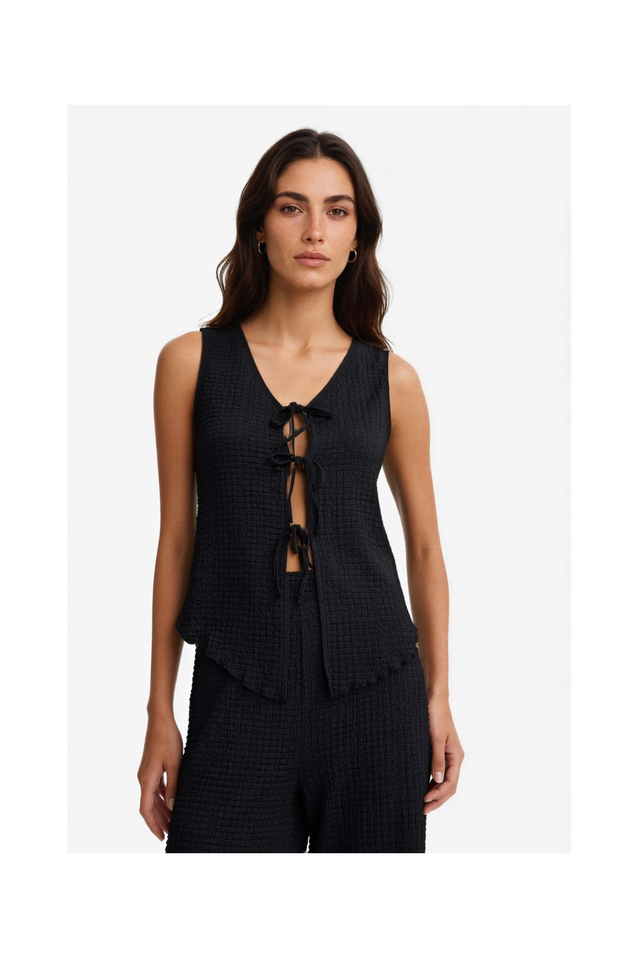 DeFacto Slim Fit Dar Kesim V Yaka Önden Bağlamalı Kırışık Dokulu Kolsuz Bluz F7992AX25AU görsel 3